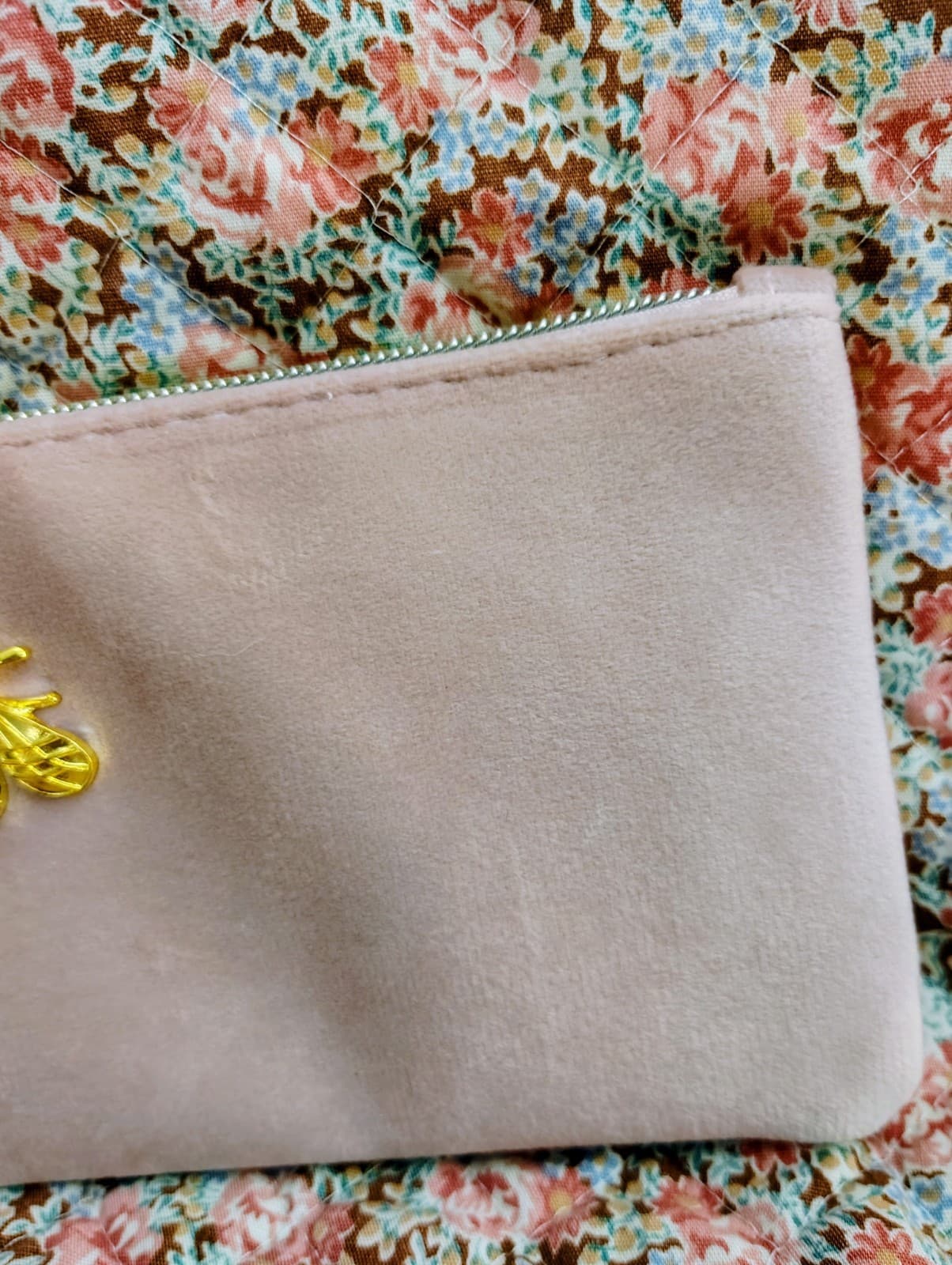 Bee Blush Velvet Brooch Bag featuring a gold-toned bee embellishment NWOT - Thumbnail 6