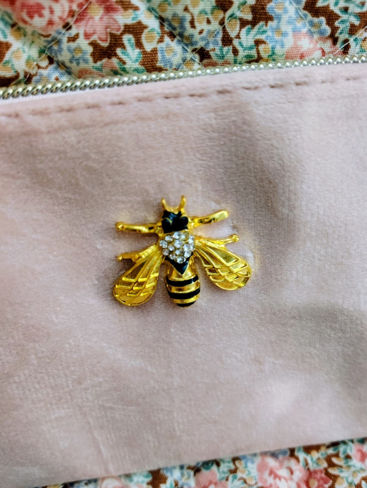 Bee Blush Velvet Brooch Bag featuring a gold-toned bee embellishment NWOT - Thumbnail 3