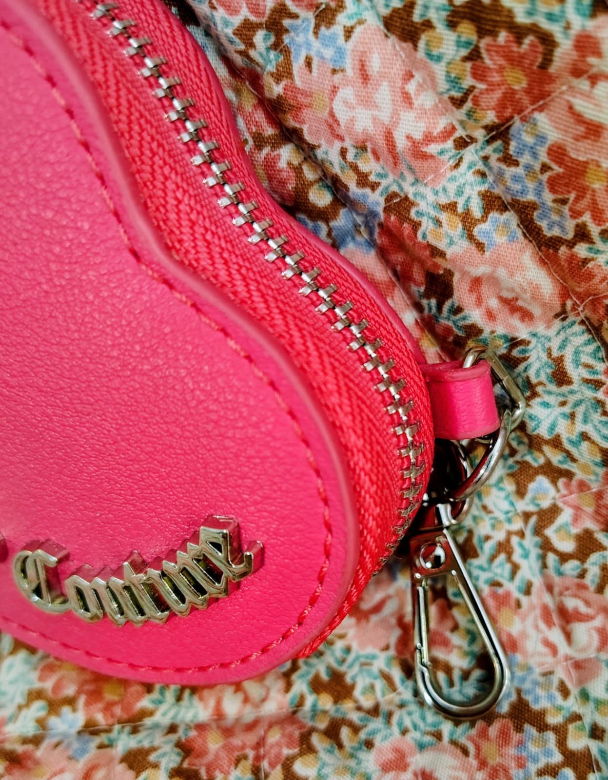 Juicy Couture pink heart-shaped zip-around wallet, Coin Purse NWOT - Thumbnail 3