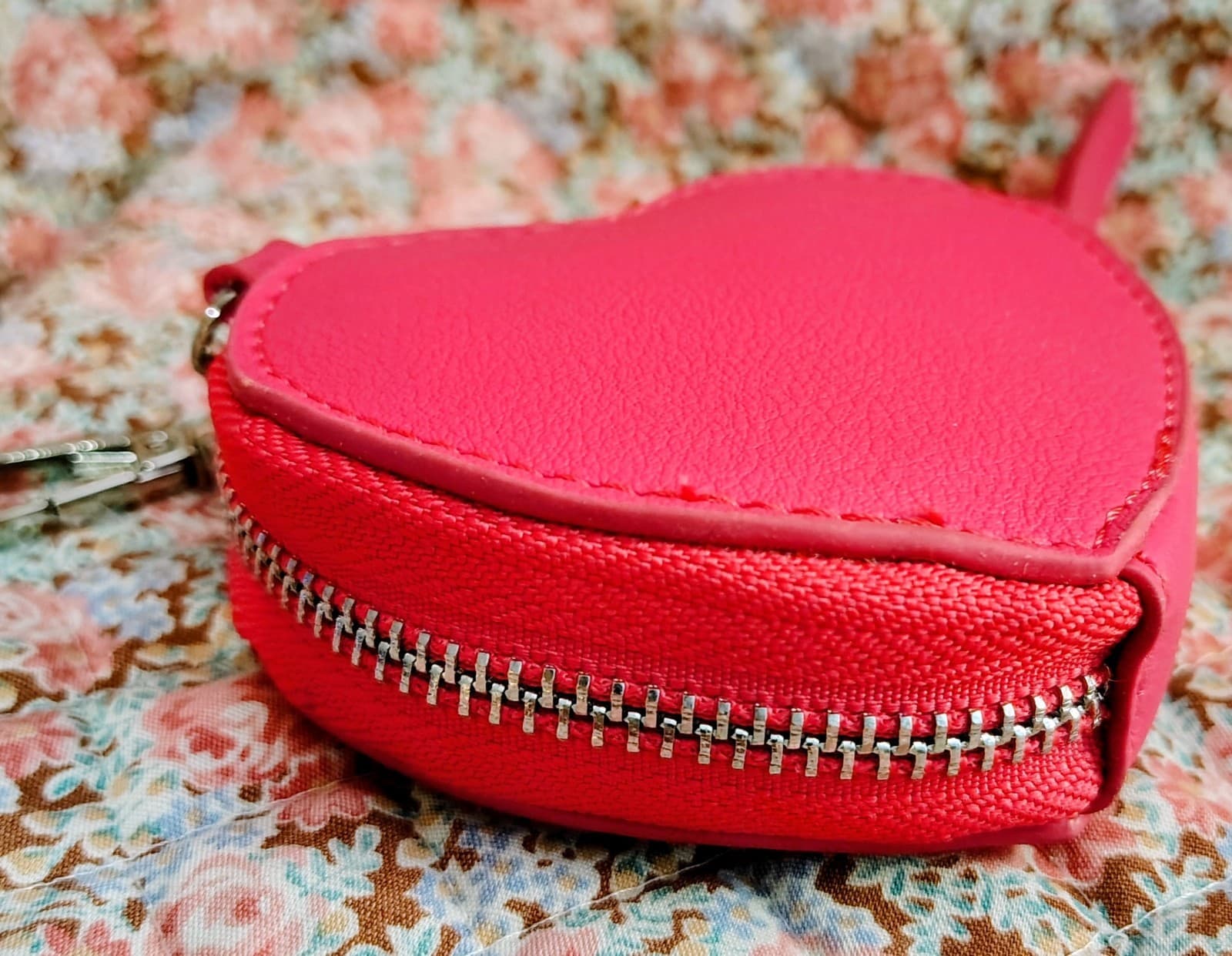 Juicy Couture pink heart-shaped zip-around wallet, Coin Purse NWOT - Thumbnail 6