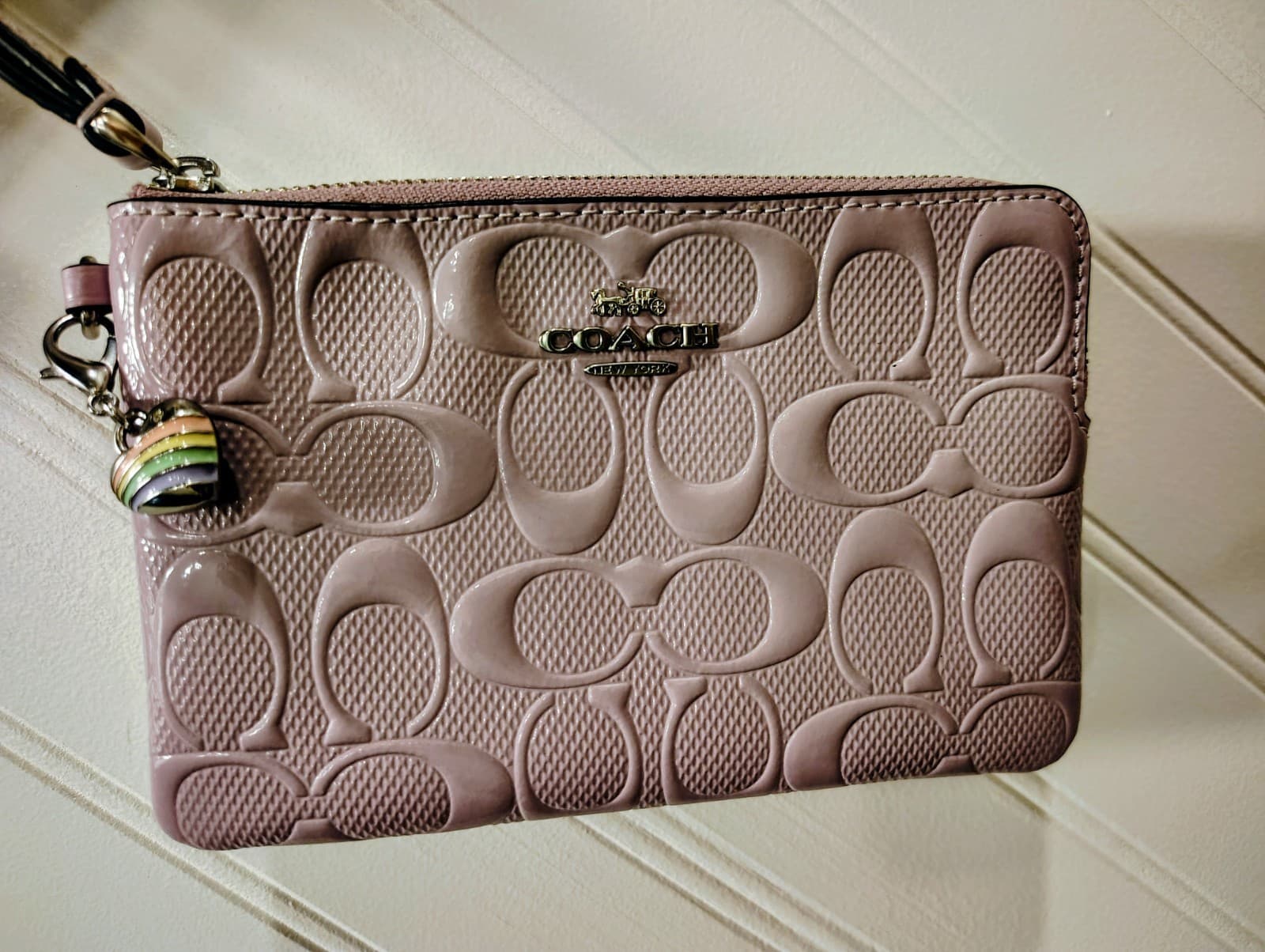 NWOT Coach Corner Zip Wristlet Signature Patent Leather Heart Charm Lavender - Thumbnail 3