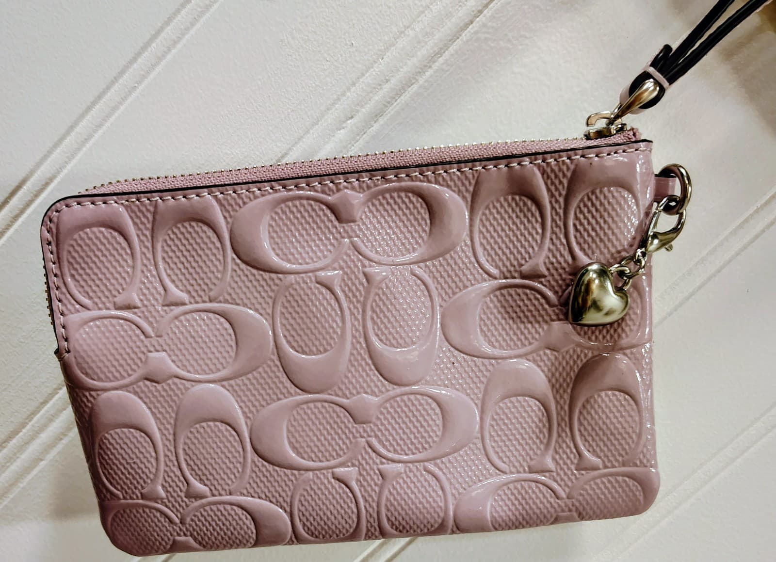 NWOT Coach Corner Zip Wristlet Signature Patent Leather Heart Charm Lavender - Thumbnail 5