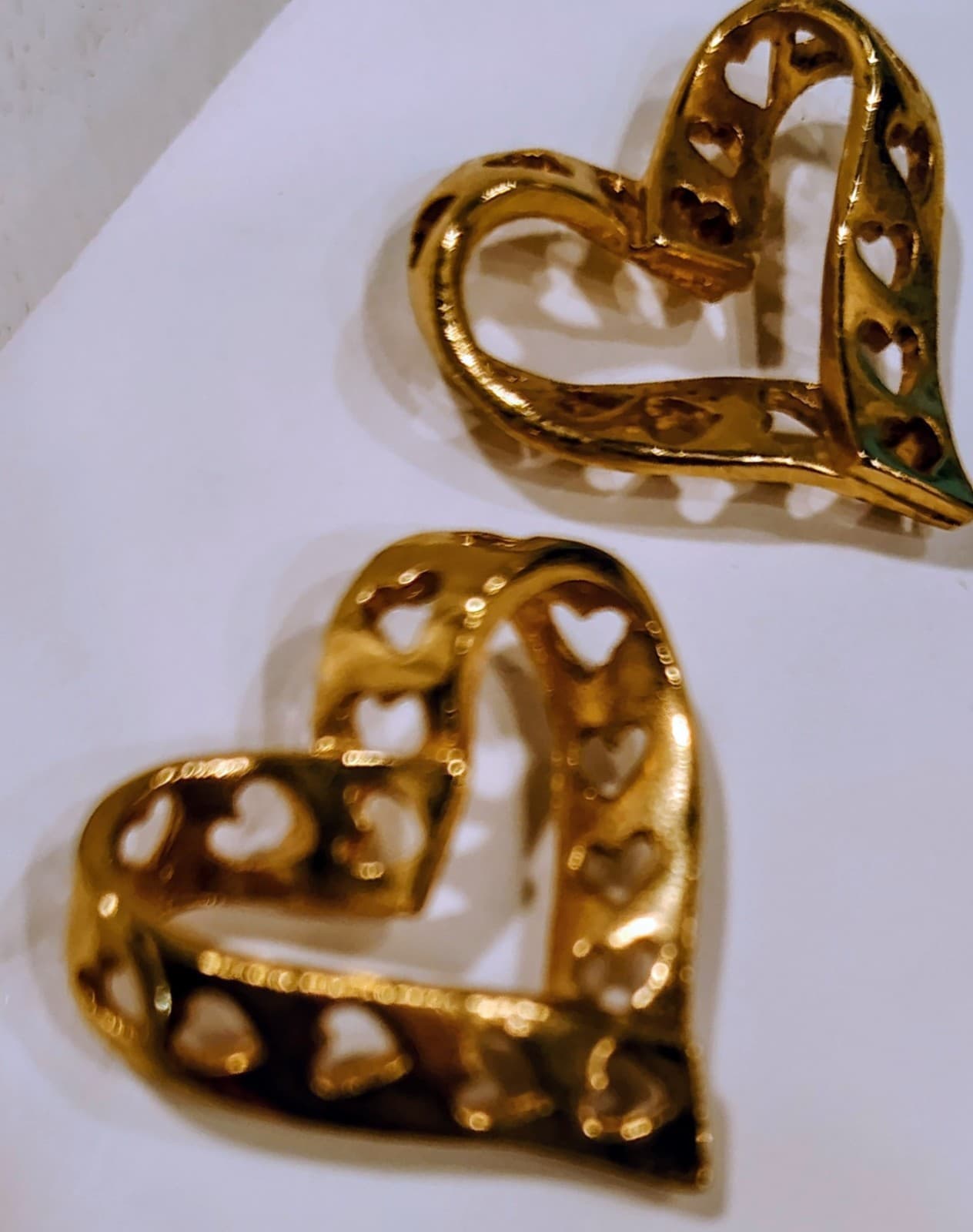 Vintage AVON Hearts Earrings Gold Tone Pierced Posts Border Hearts 1995 - Thumbnail 4