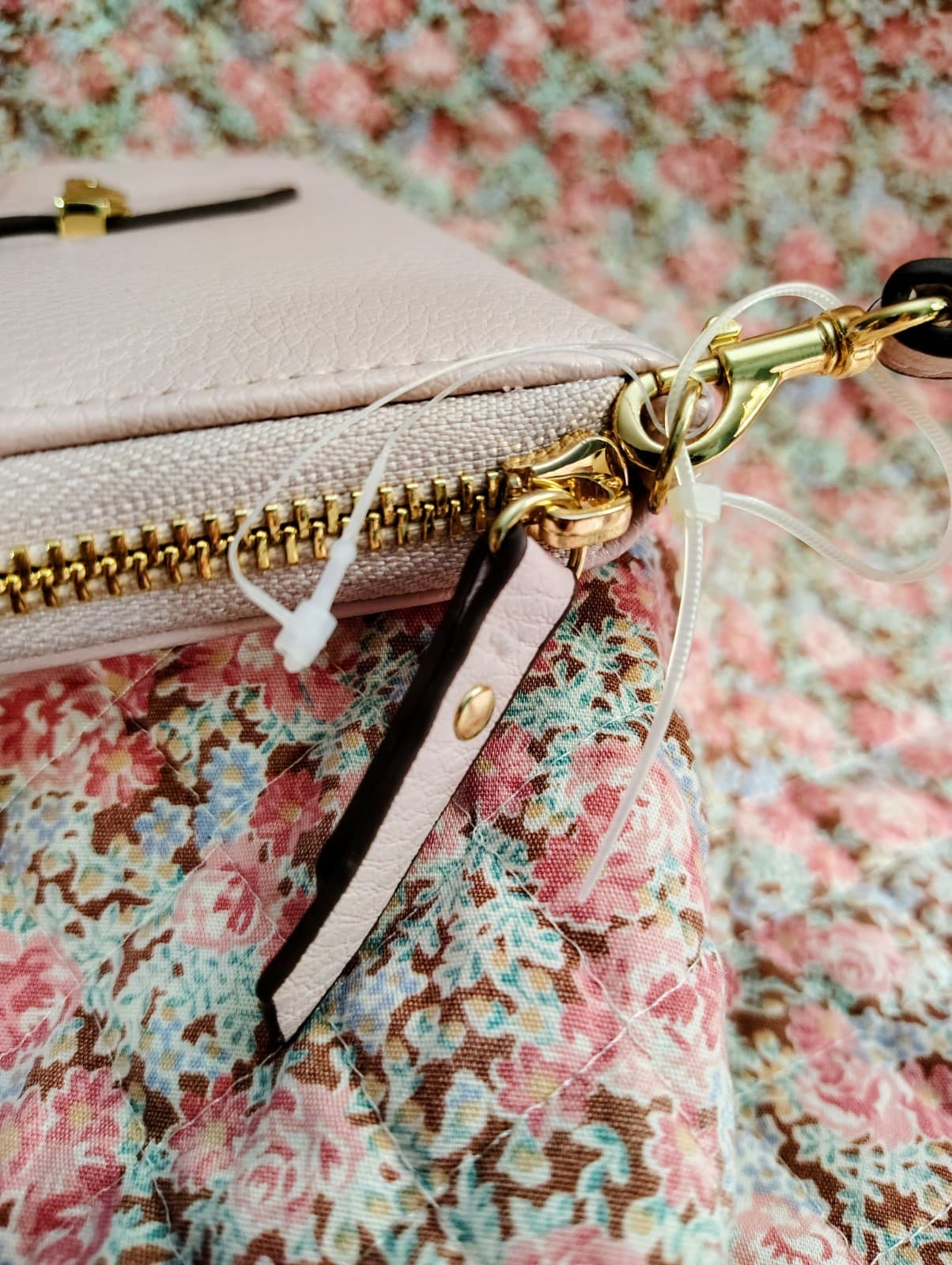 NWOT Anne Klein Pink Zip Around Pebbled Leather Wallet Gold Bow Buckle Wristlet - Thumbnail 5