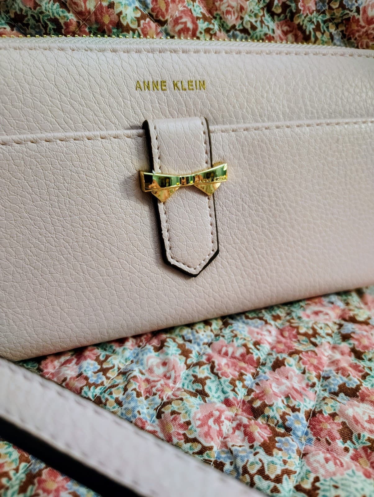 NWOT Anne Klein Pink Zip Around Pebbled Leather Wallet Gold Bow Buckle Wristlet - Thumbnail 4