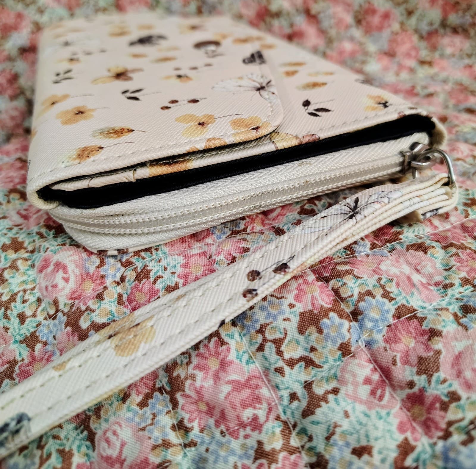 NWOT Cream Floral Wallet Wristlet - Thumbnail 2