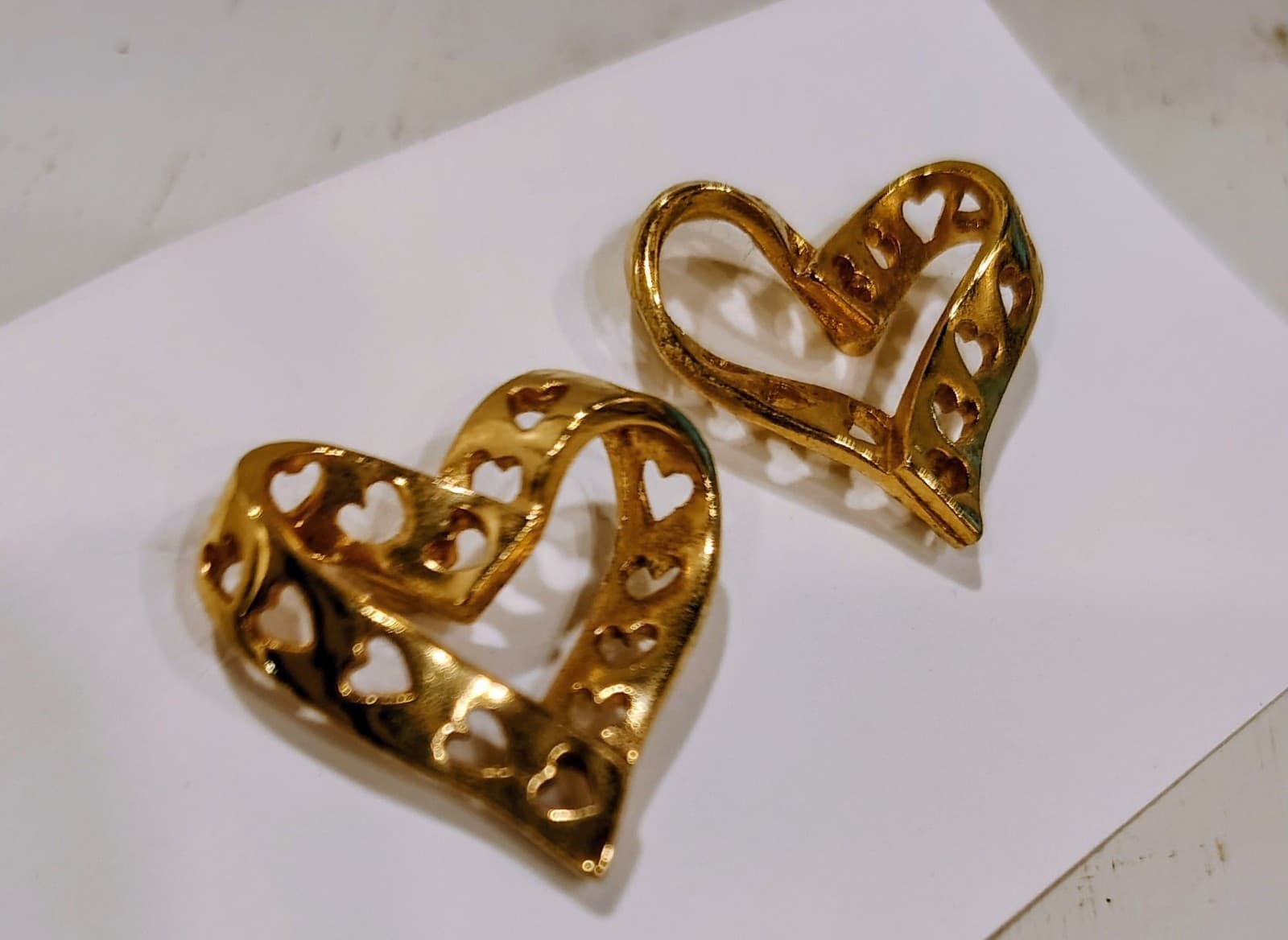 Vintage AVON Hearts Earrings Gold Tone Pierced Posts Border Hearts 1995 - Thumbnail 5