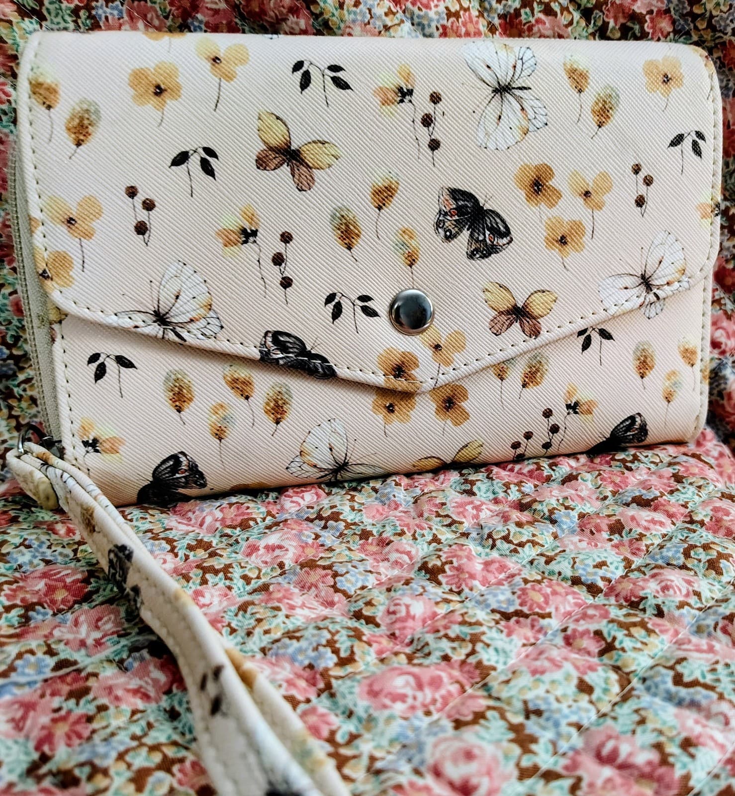 NWOT Cream Floral Wallet Wristlet