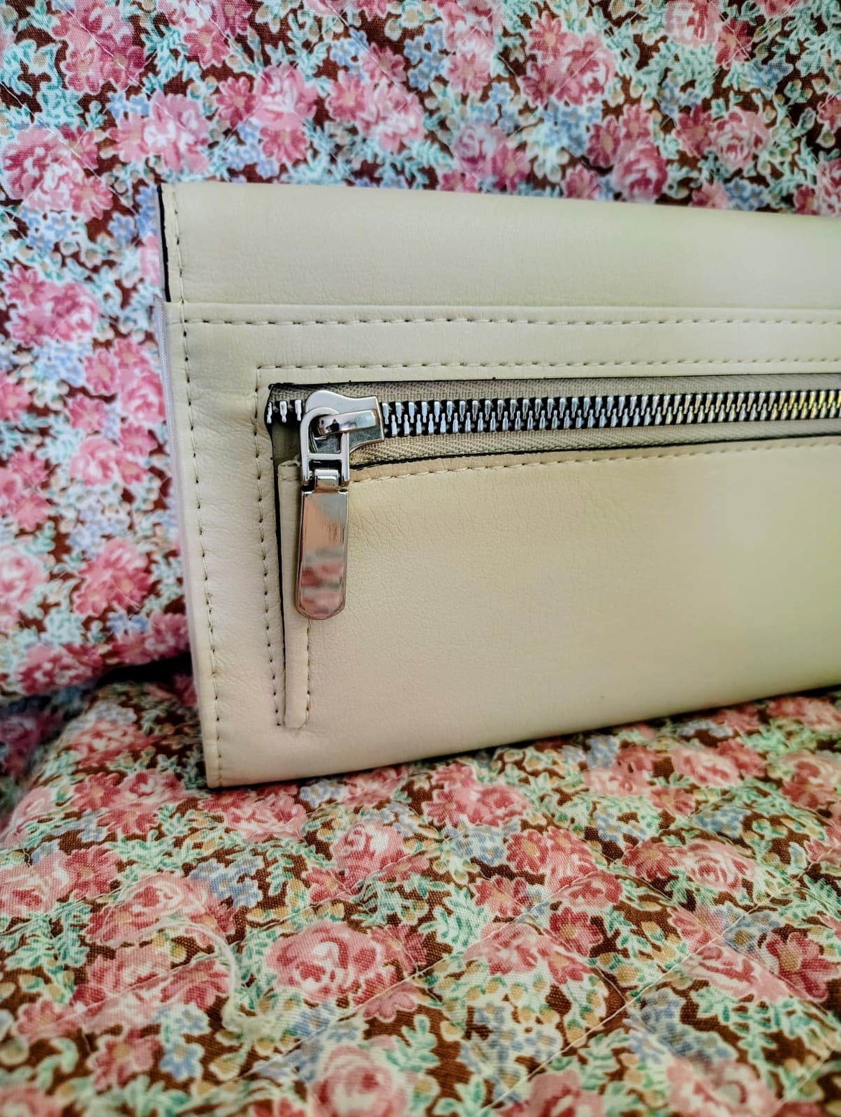 NWT White Zip Around Soft Faux Leather Wallet - Thumbnail 2