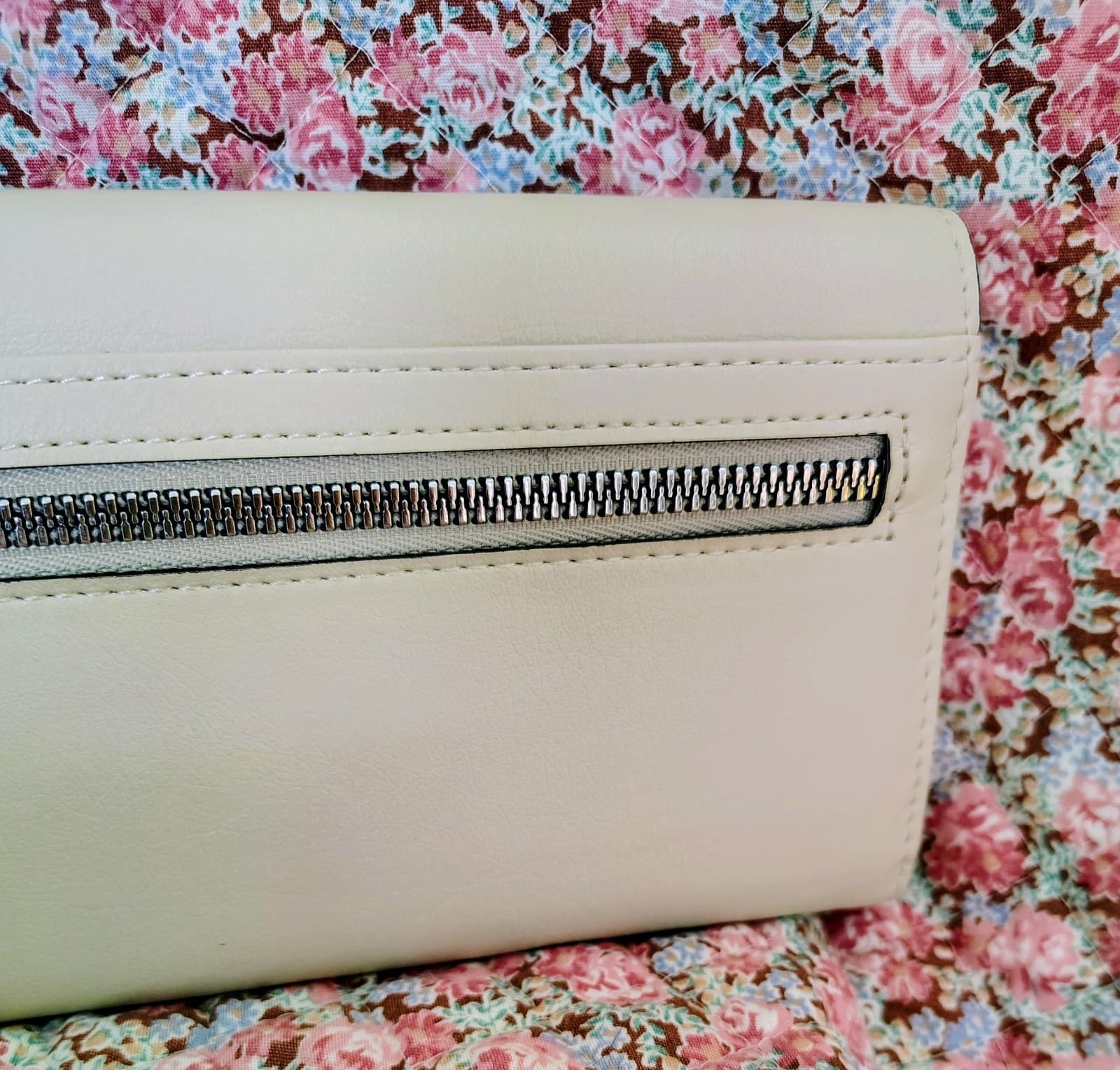 NWT White Zip Around Soft Faux Leather Wallet - Thumbnail 3