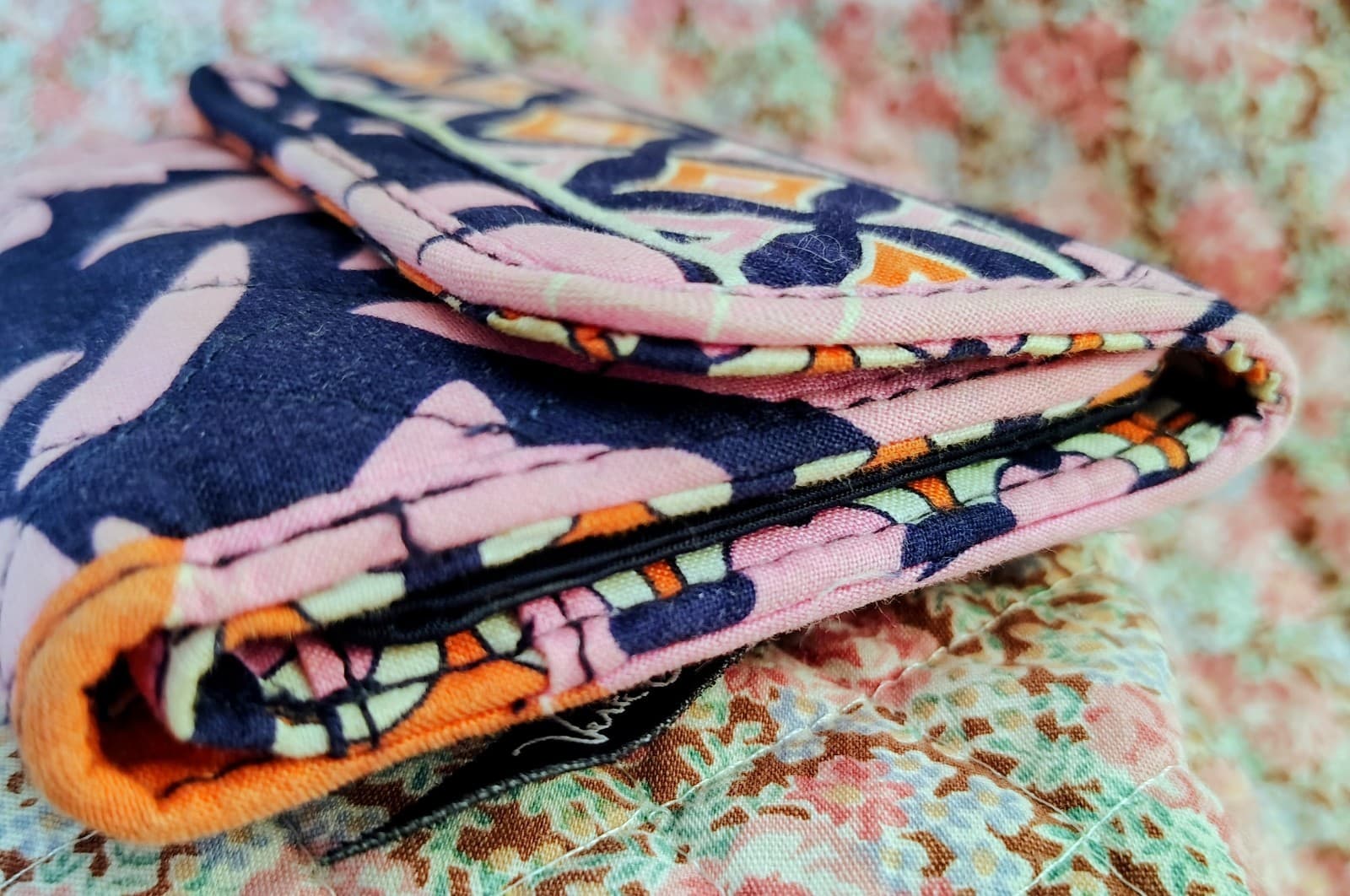 Vera Bradley "Love Me Daisy" quilted wallet - Thumbnail 3