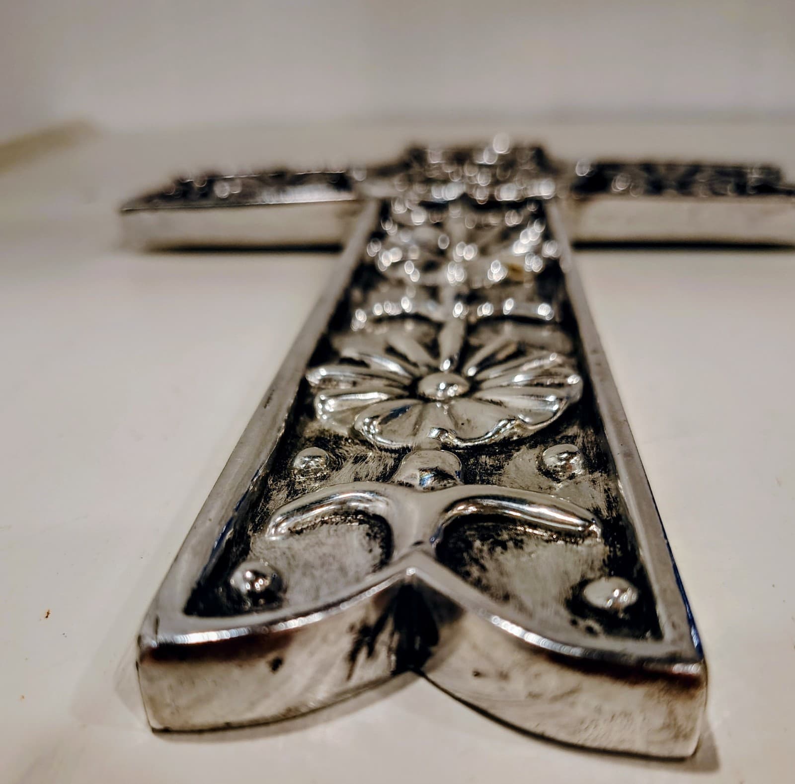 Ornate Religious Cross Wall Hanging Silver Chrome Resin Floral Design 11" EUC - Thumbnail 3