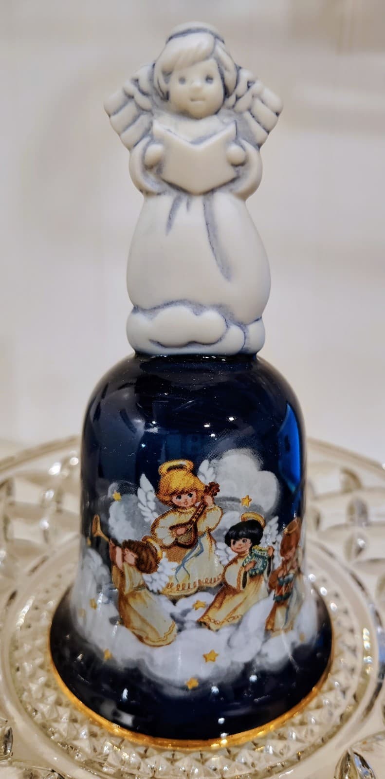 Vintage 1992 AVON Christmas Heavenly Notes Angels Blue Porcelain Bell Box