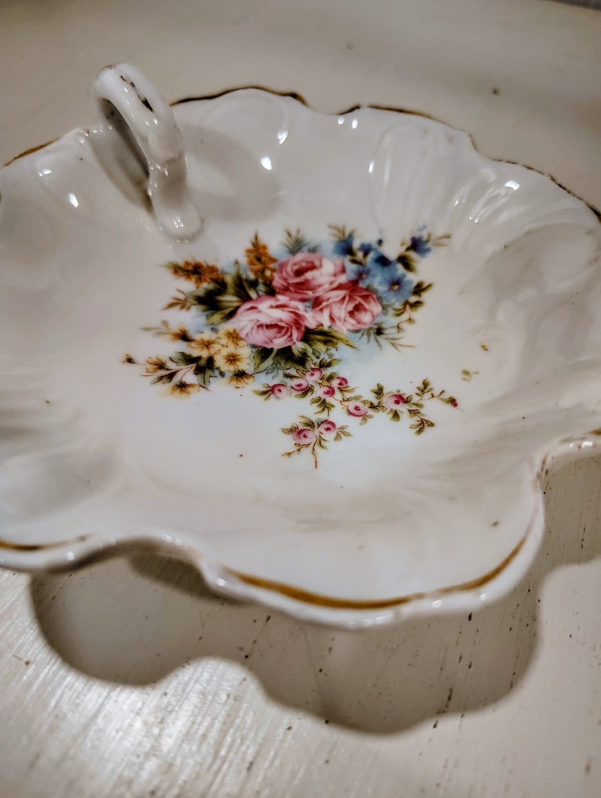 Vintage Hand-Painted Leaf with Floral Design Trinket Dish Trimmed in Gold - Thumbnail 2