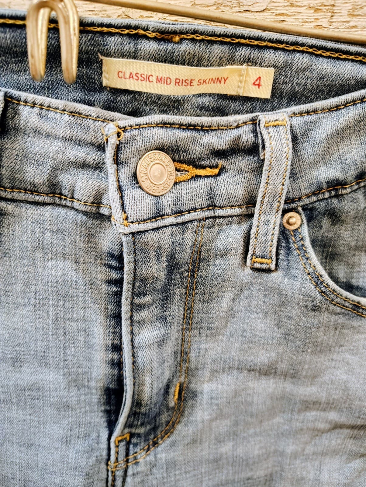 Levi's Women's Classic Mid Rise Regular Jeans Size 4 Short 27x28 Med Blue - Thumbnail 2