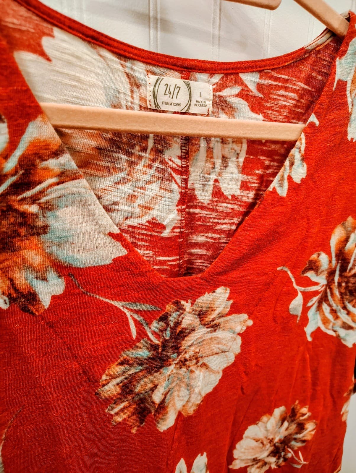 Maurices Shirt Womens L Short Sleeve Red Floral V Neck EUC - Thumbnail 3