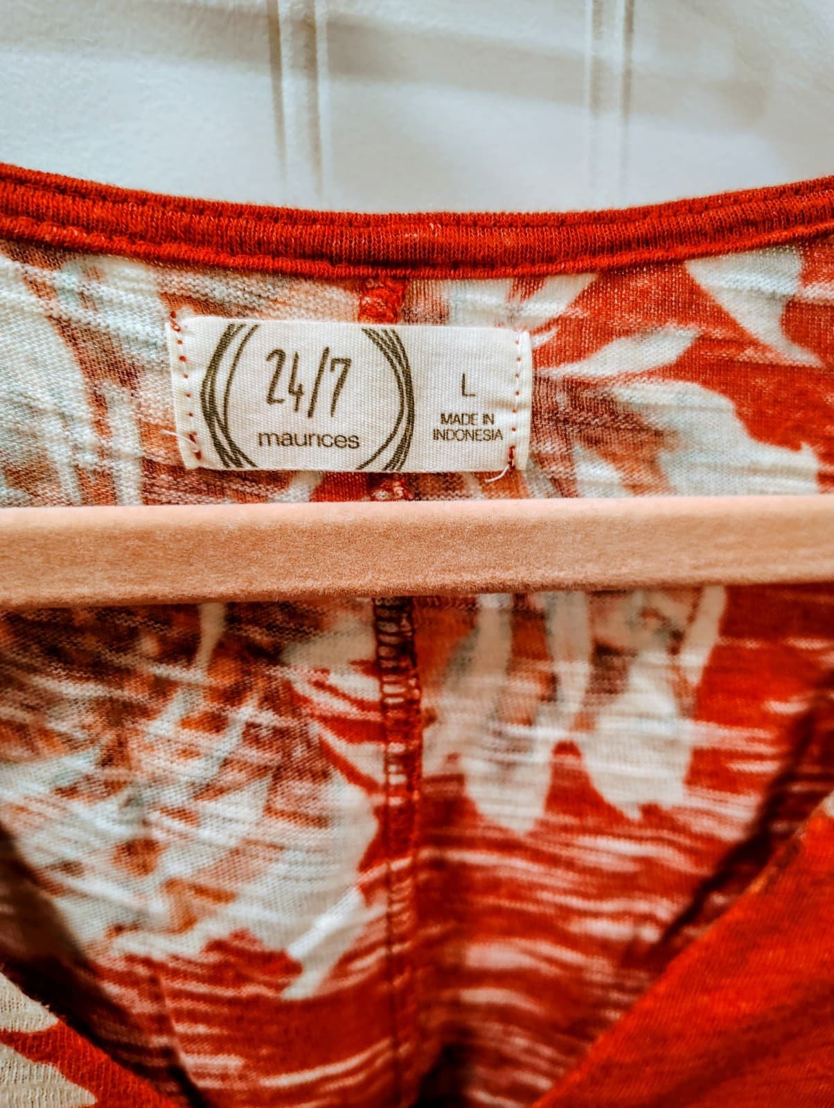 Maurices Shirt Womens L Short Sleeve Red Floral V Neck EUC - Thumbnail 4