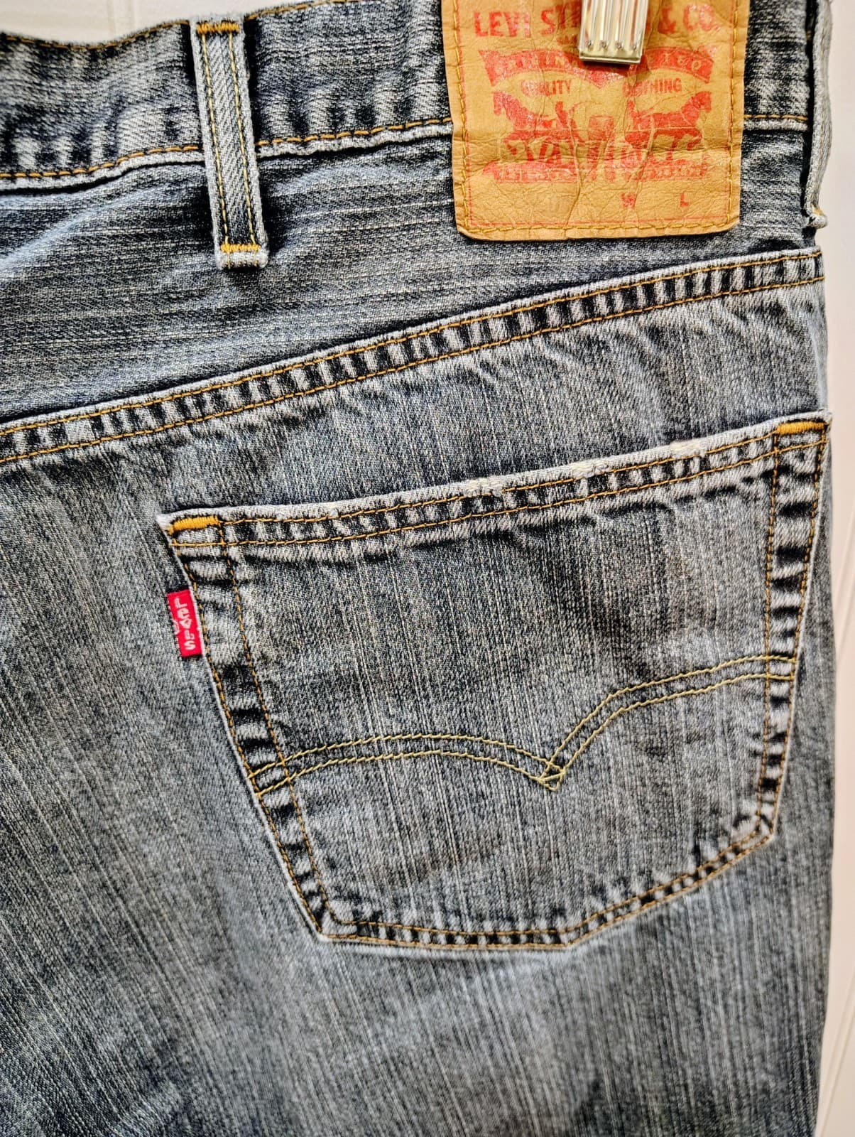 Levi's Relaxed Fit Men's 44x32 GUC - Thumbnail 2