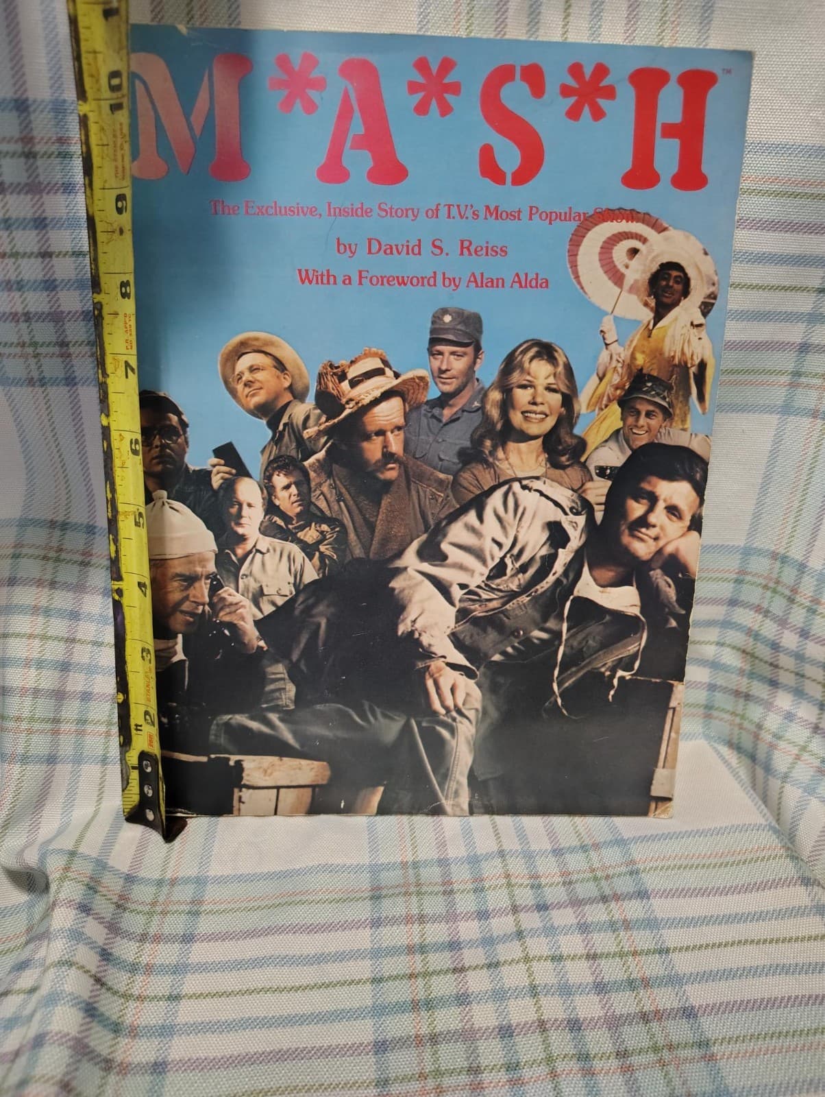 Collectible M*A*S*H Exclusive Inside Story Book By David S. Reiss (1980) - Thumbnail 2