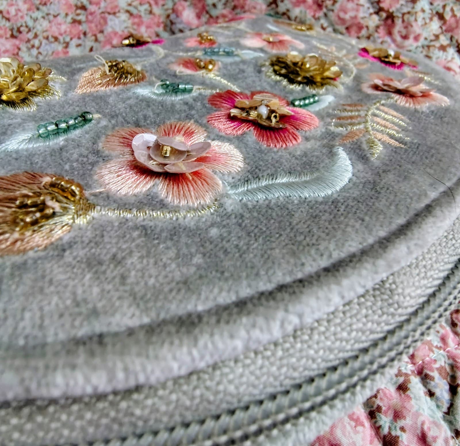 Shine And Sparkle Velvet Floral Cosmetic Bag Embroidered Beaded NWT - Thumbnail 9