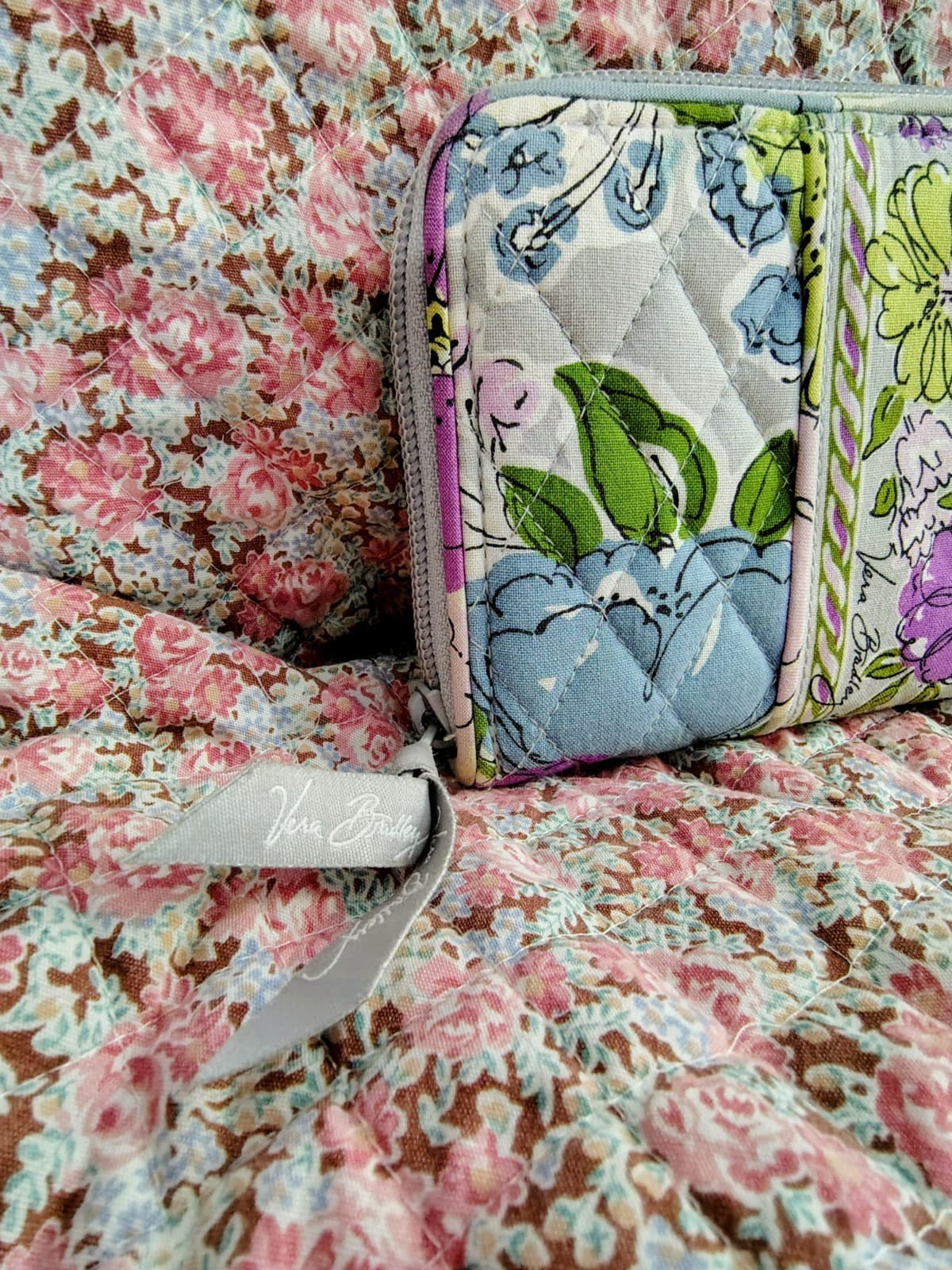 quilted cotton Vera Bradley wallet, gray floral pattern - Thumbnail 2