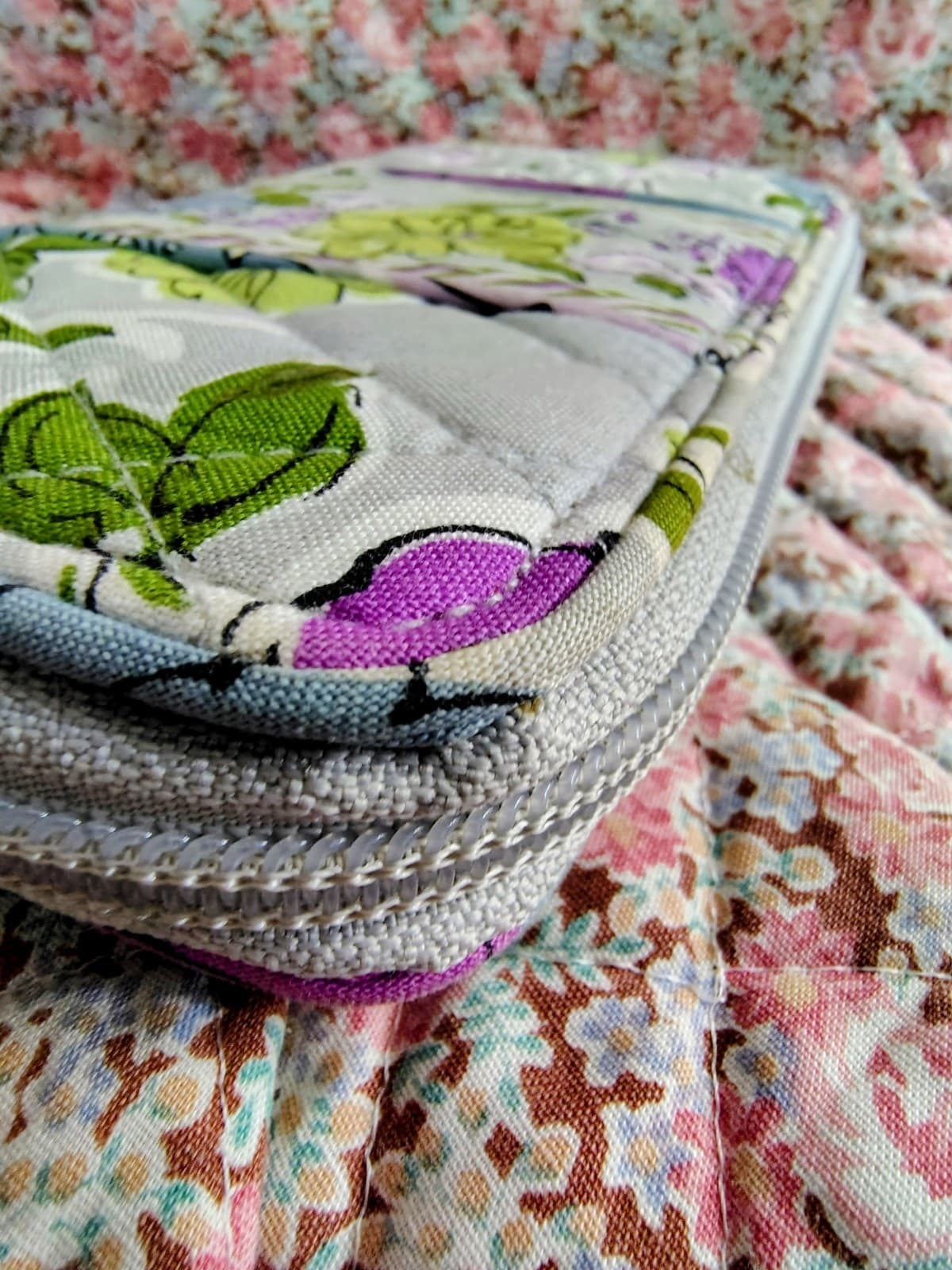 quilted cotton Vera Bradley wallet, gray floral pattern - Thumbnail 4