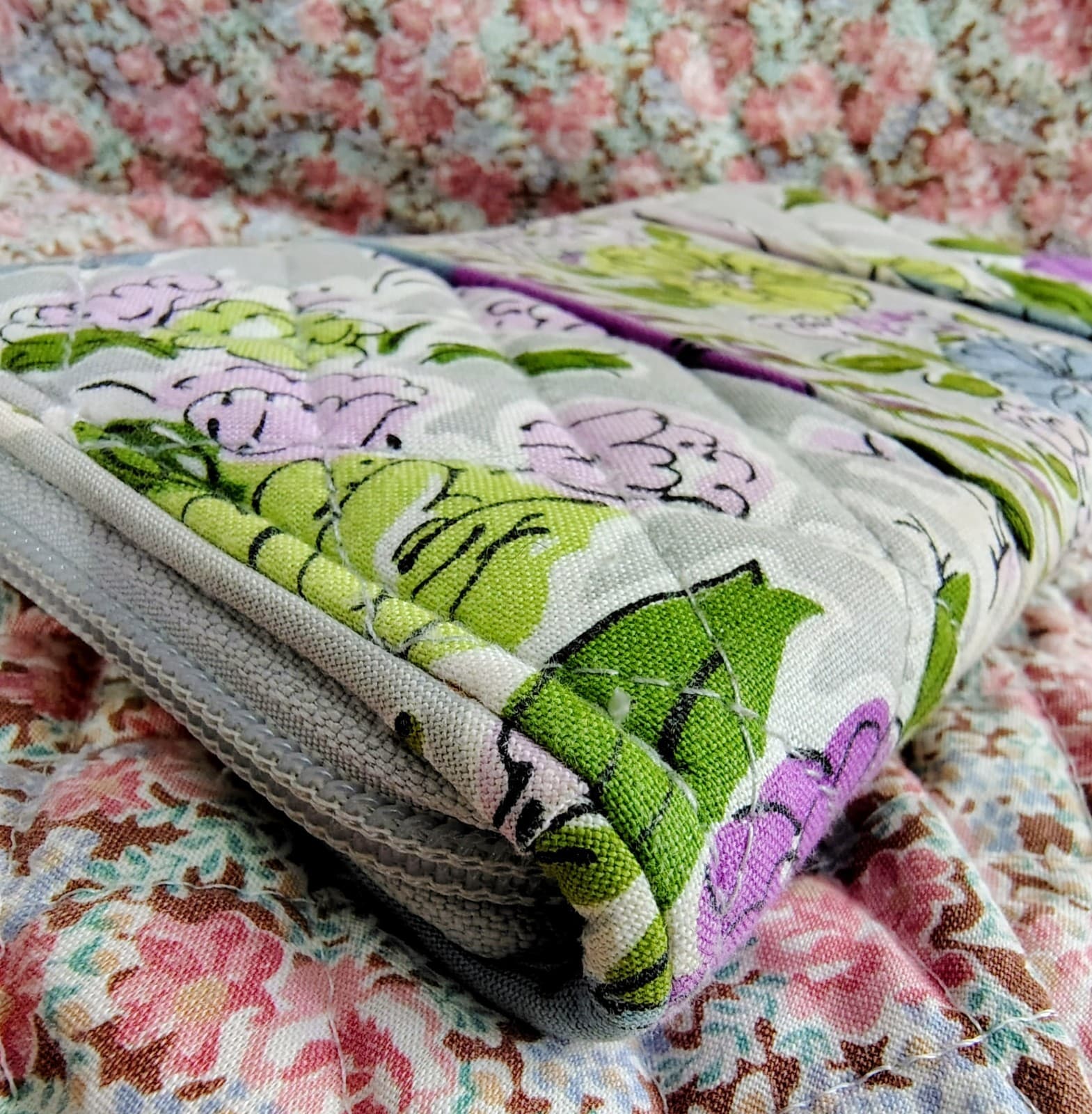 quilted cotton Vera Bradley wallet, gray floral pattern - Thumbnail 6