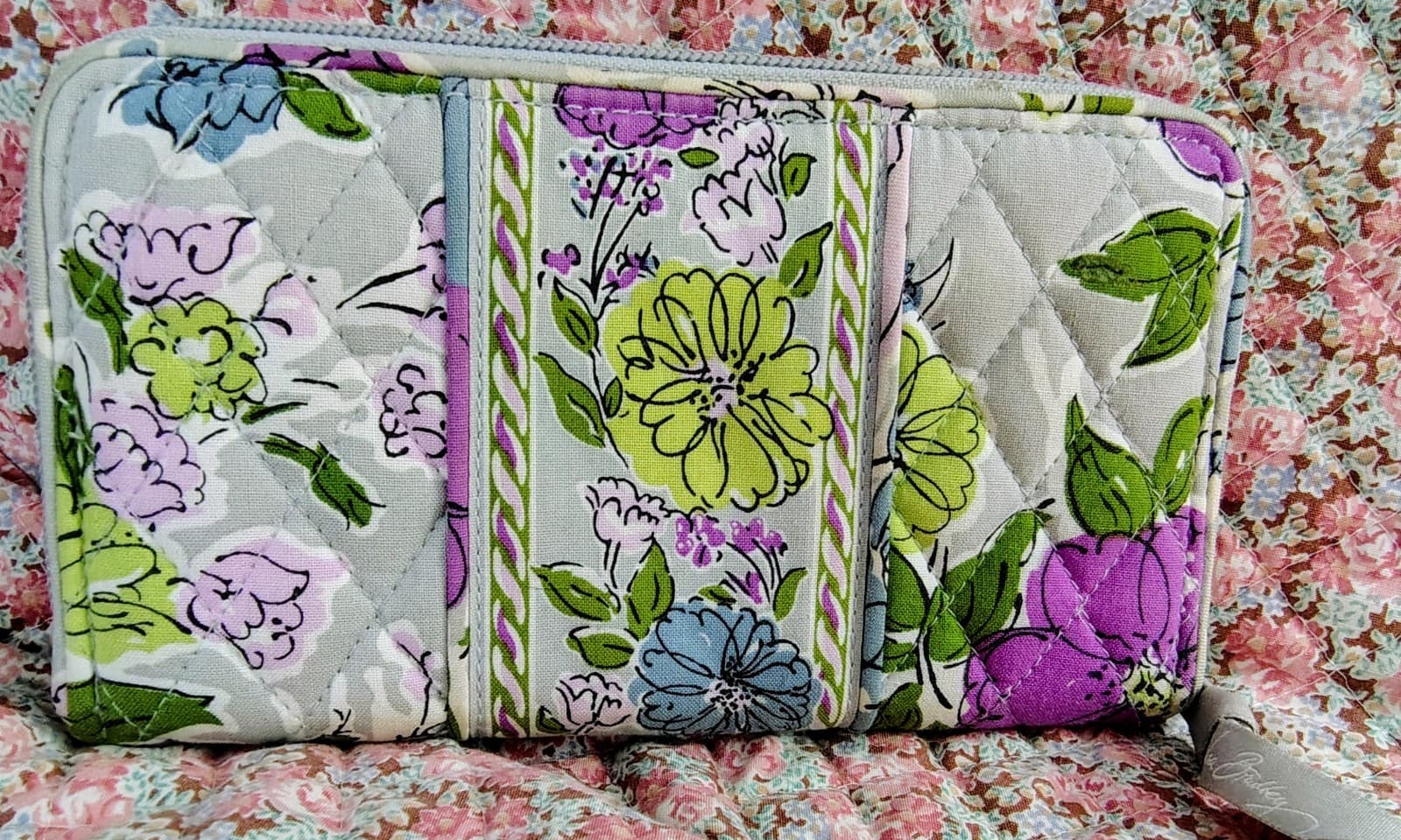 quilted cotton Vera Bradley wallet, gray floral pattern - Thumbnail 3