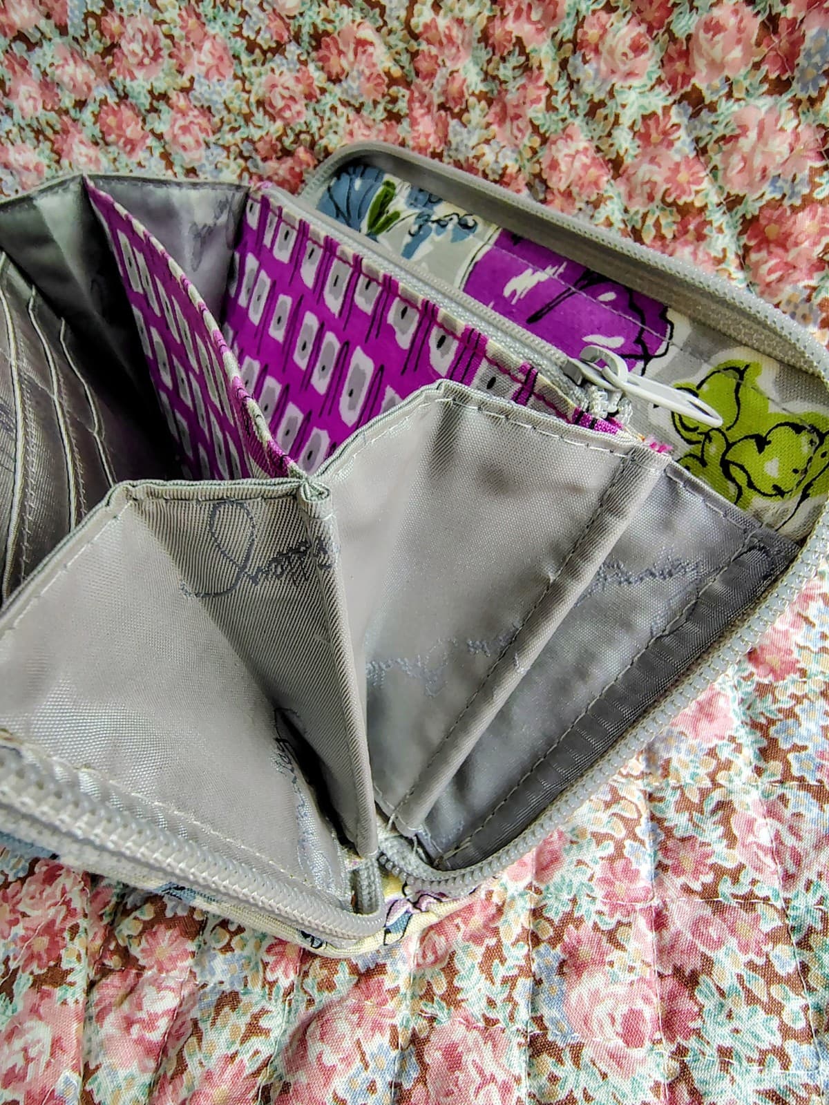 quilted cotton Vera Bradley wallet, gray floral pattern - Thumbnail 9