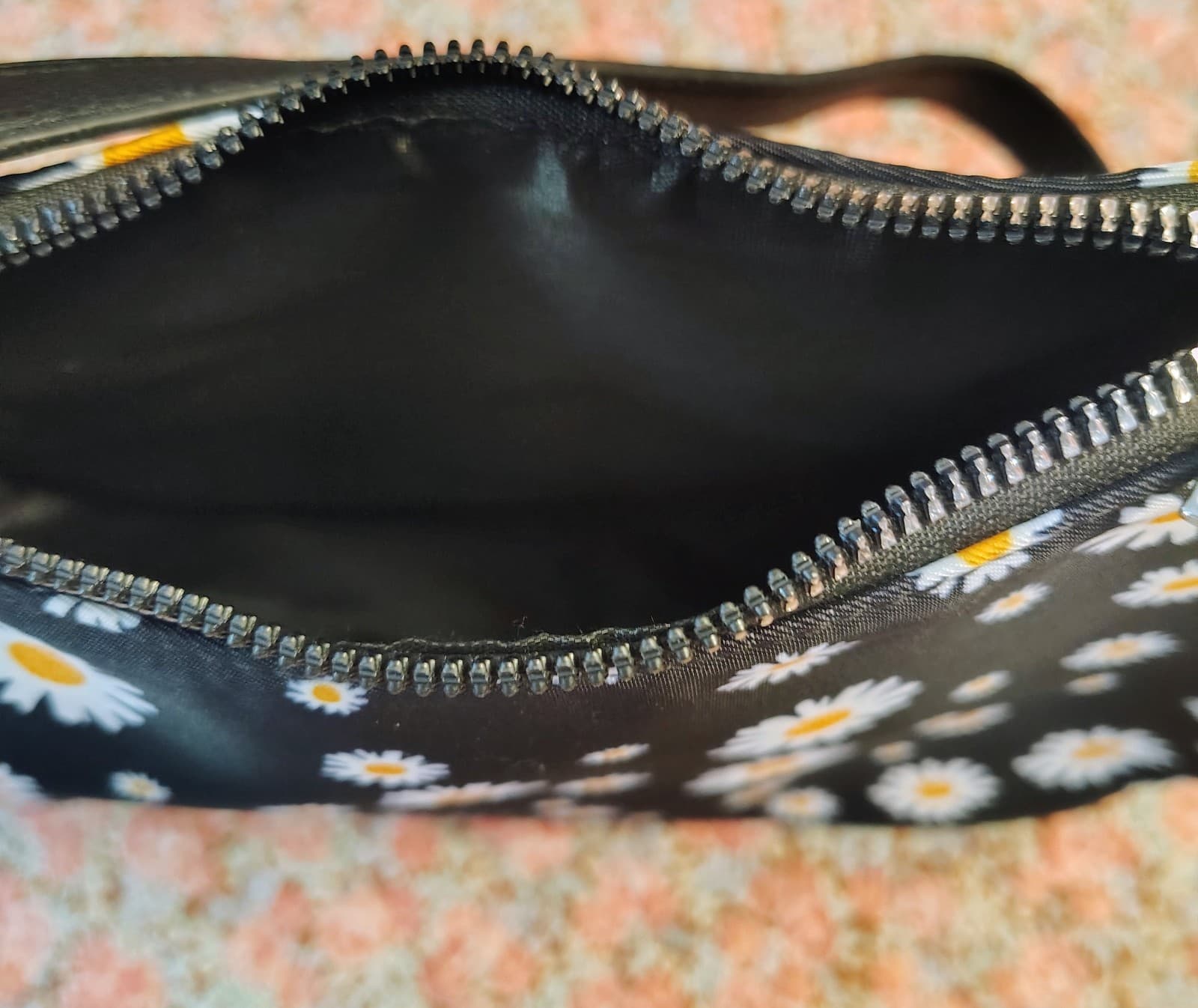 NWT Vegan Leather Black Daisy Printed Bag - Thumbnail 7