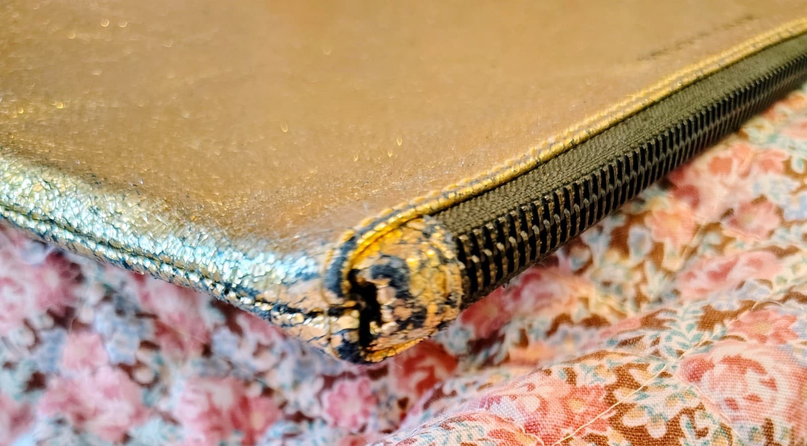 Neiman Marcus Leather Marc Jacobs Metallic Gold Clutch Makeup Bag - Thumbnail 5