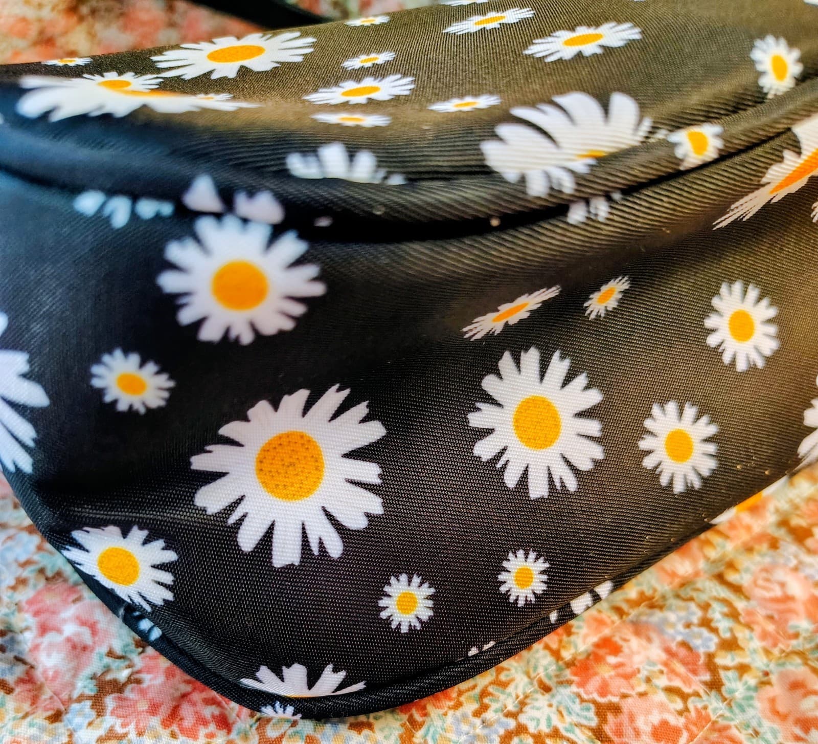 NWT Vegan Leather Black Daisy Printed Bag - Thumbnail 4