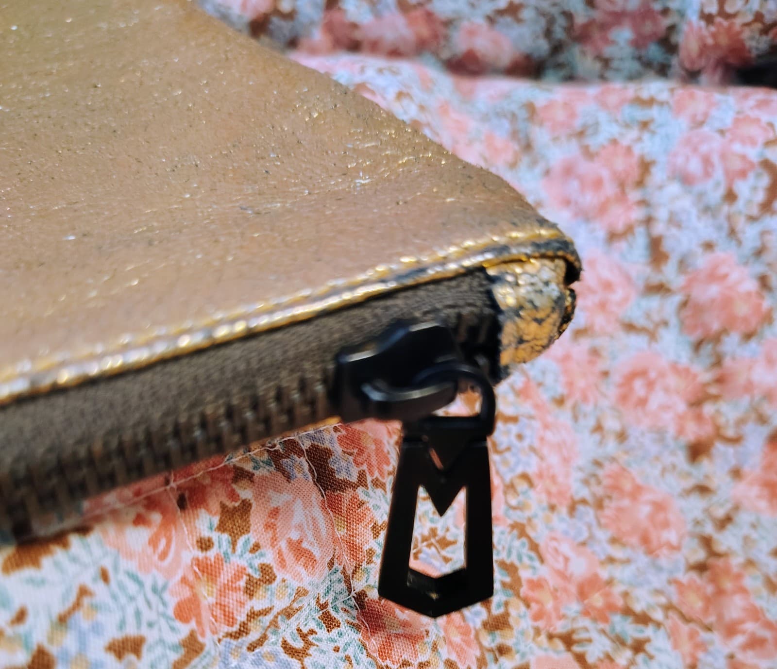 Neiman Marcus Leather Marc Jacobs Metallic Gold Clutch Makeup Bag - Thumbnail 4