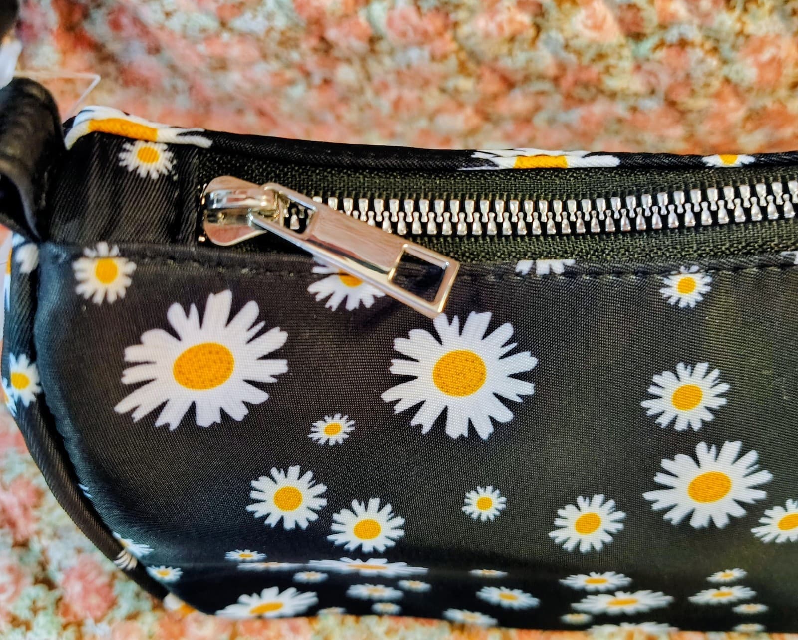 NWT Vegan Leather Black Daisy Printed Bag - Thumbnail 2
