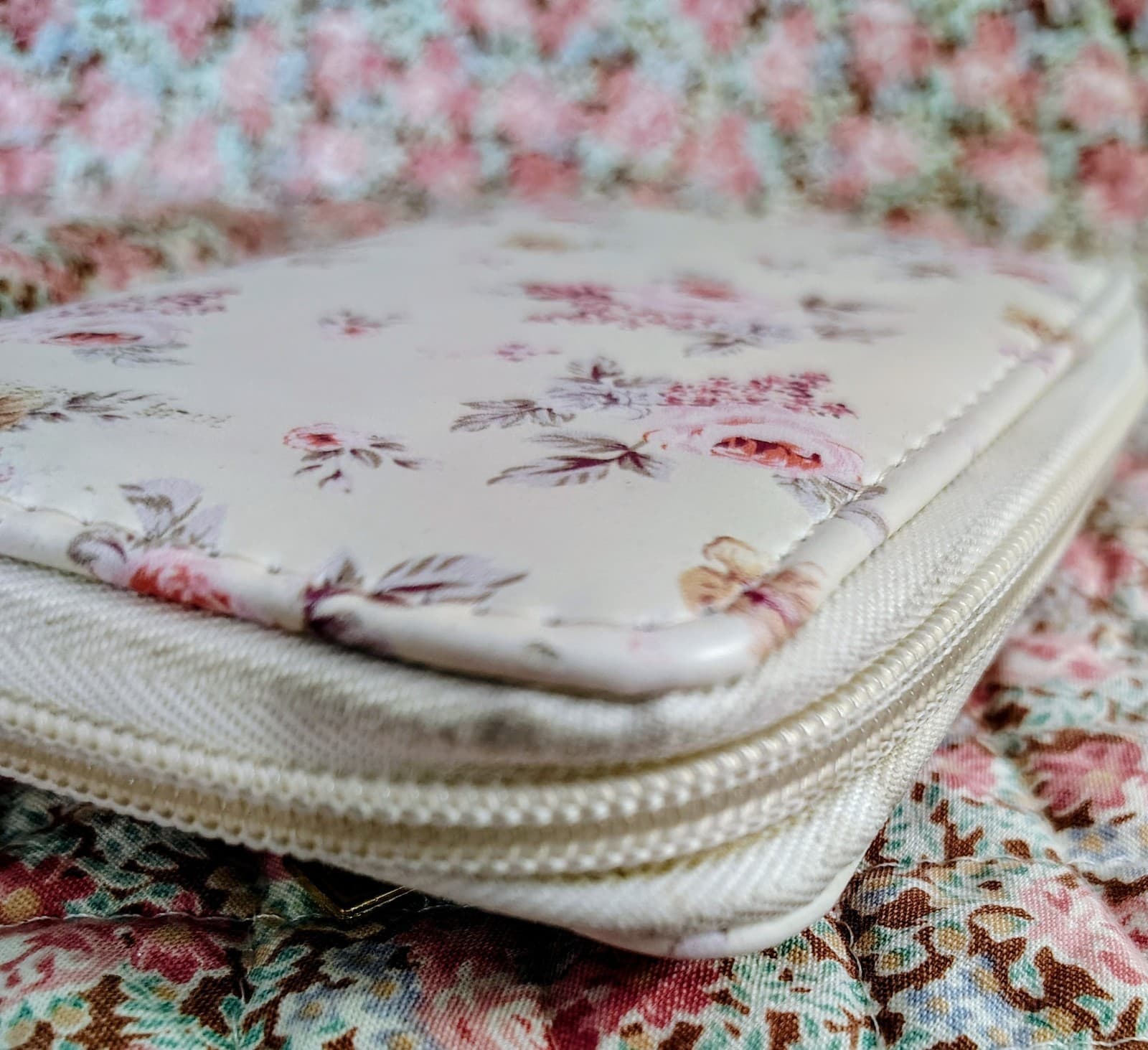 NWOT White Vintage Floral Wallet - Thumbnail 3