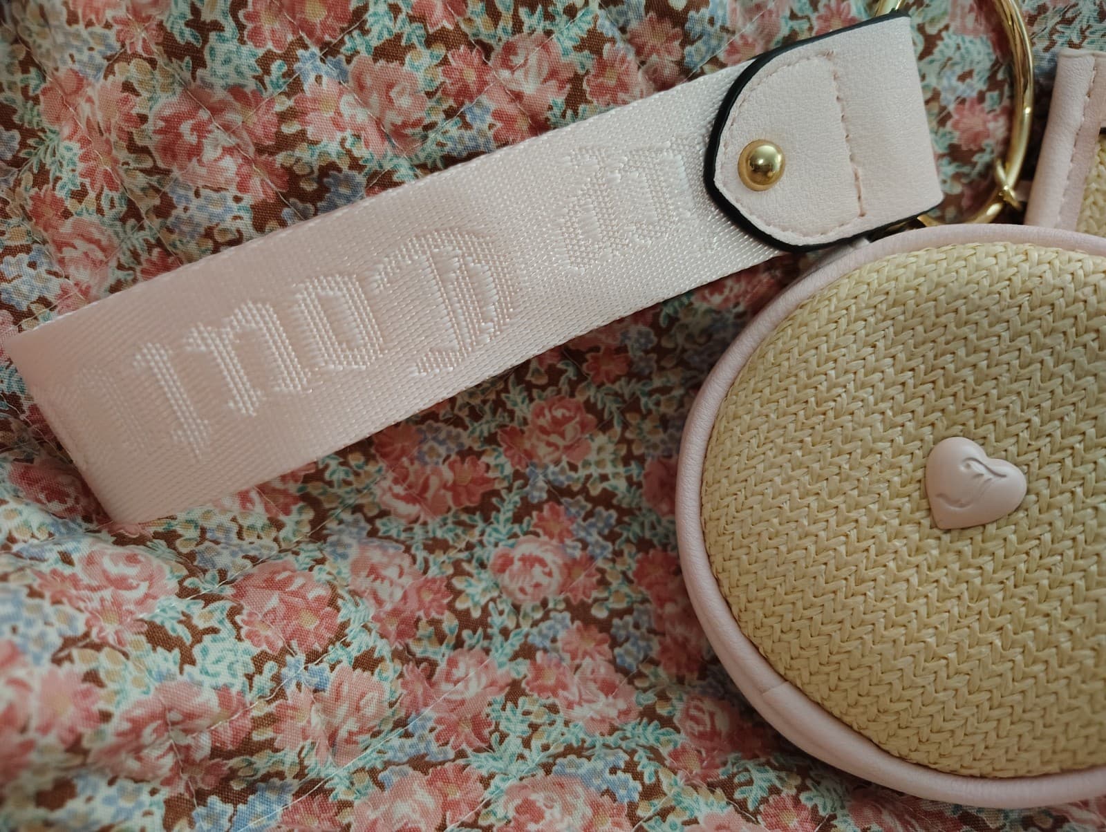 NEW Juicy Couture Exclus Woven Straw Wristlet Wallet Keychain Change Purse Set - Thumbnail 2