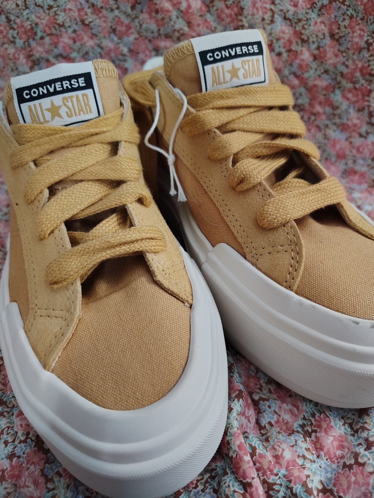 NEW Converse All Stars Mustard Yellow Platform Sneakers, Women's 7.5/Mens 6 - Thumbnail 2