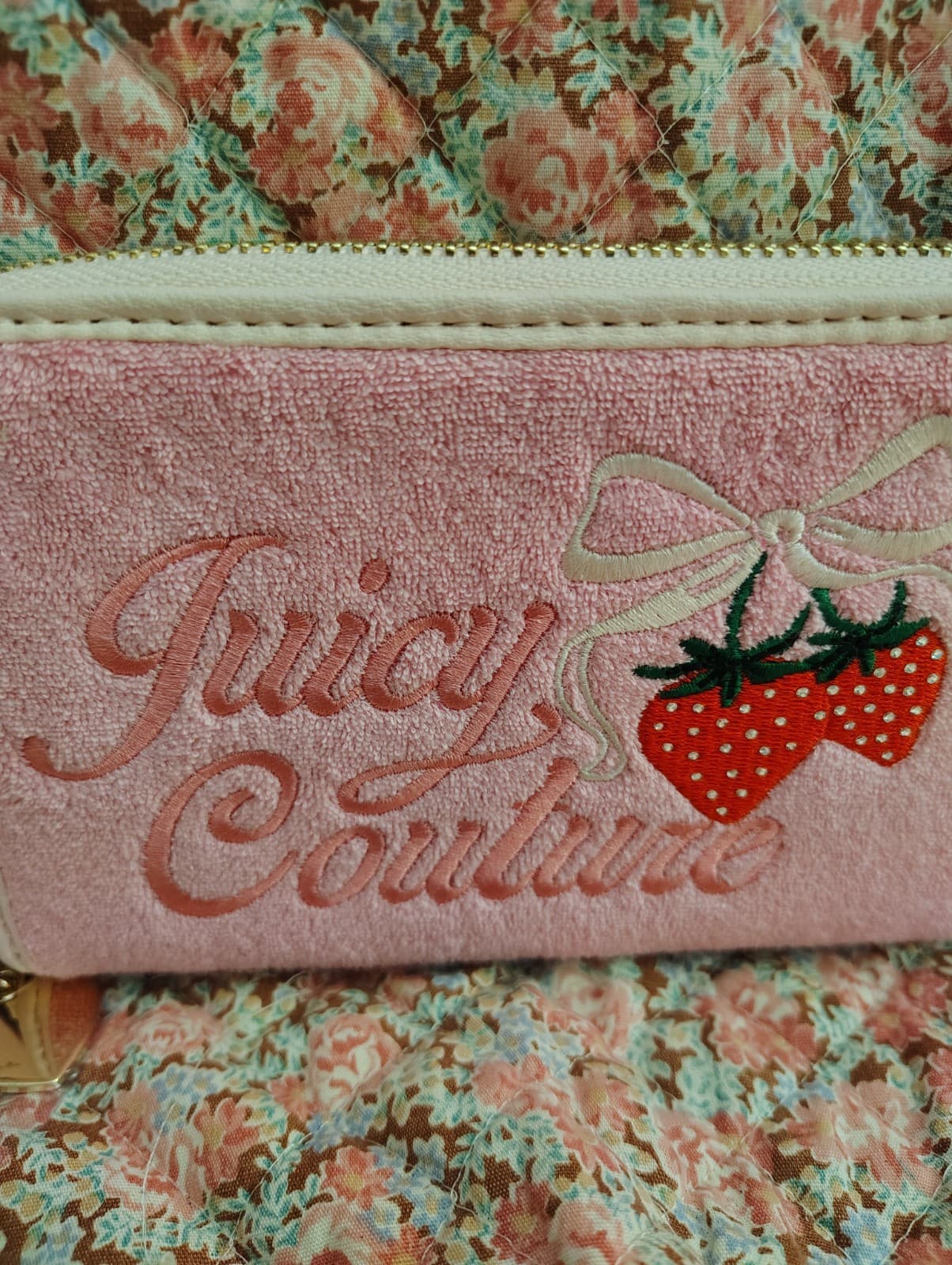 NEW JUICY COUTURE RETRO STRAWBERRY POWDER BLUSH WRISTLET WALLET - Thumbnail 2