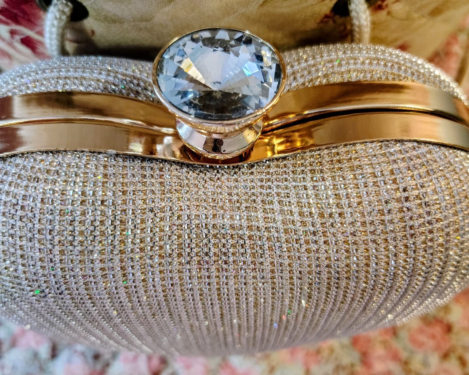 Gold Rhinestone Heart Shaped Clutch With Handle And Removable Chain Strap - Thumbnail 3