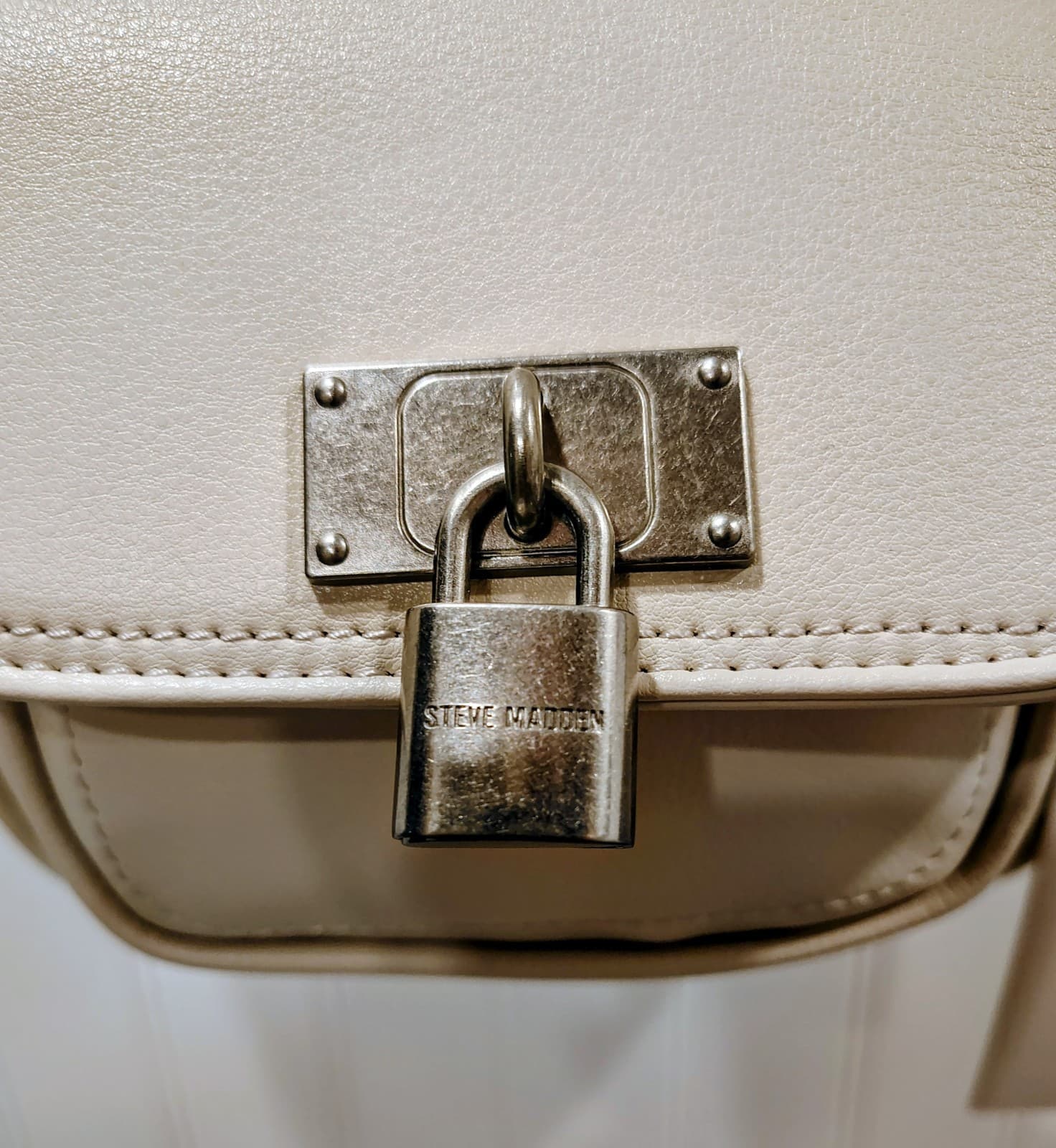 Steve Madden White Camera Crossbody Bag NWT $98 - Thumbnail 2
