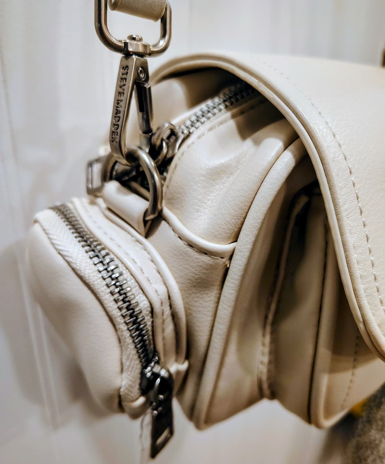 Steve Madden White Camera Crossbody Bag NWT $98 - Thumbnail 3