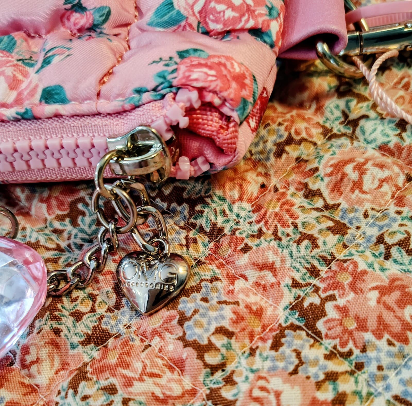 NWT Miss Gwen's OMG Accessories Floral Makeup Pouch, Strap, Heart Charm - Thumbnail 10