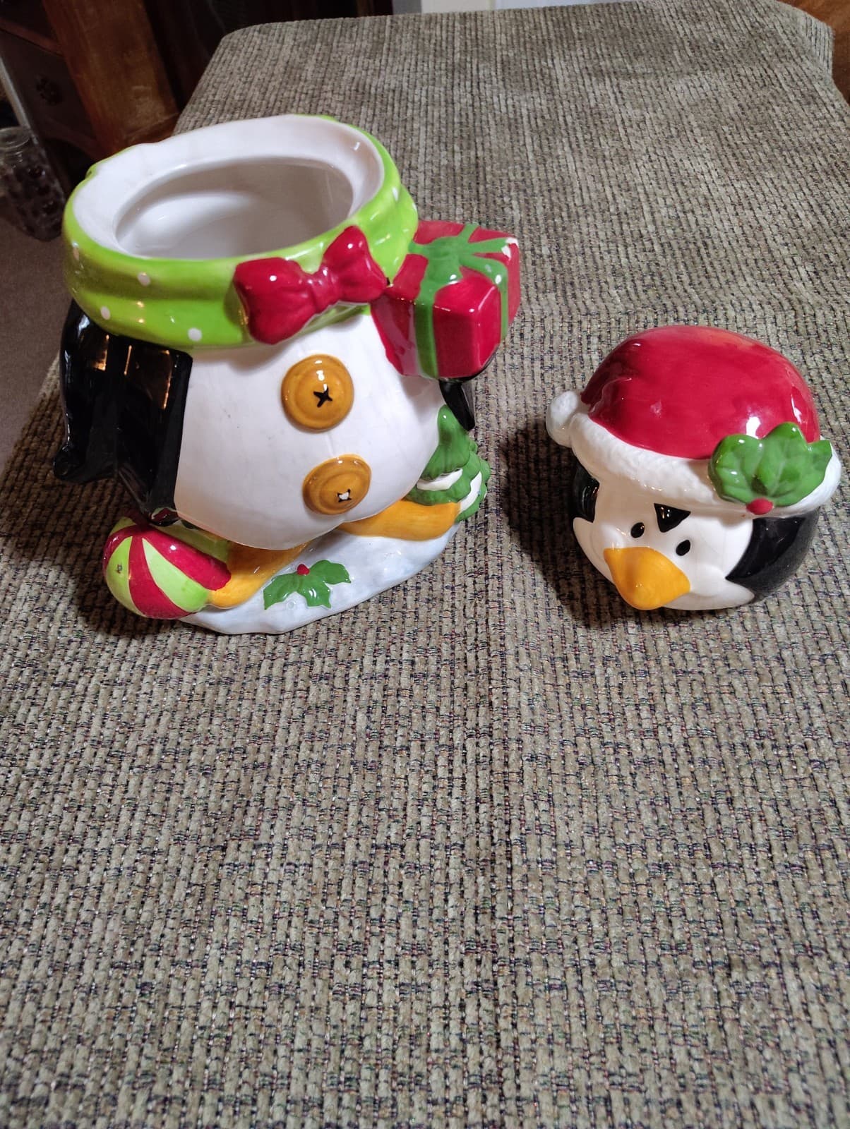 COLLECTIBLE PENGUIN COOKIE JAR - GREAT FOR WINTER MONTHS - Thumbnail 6