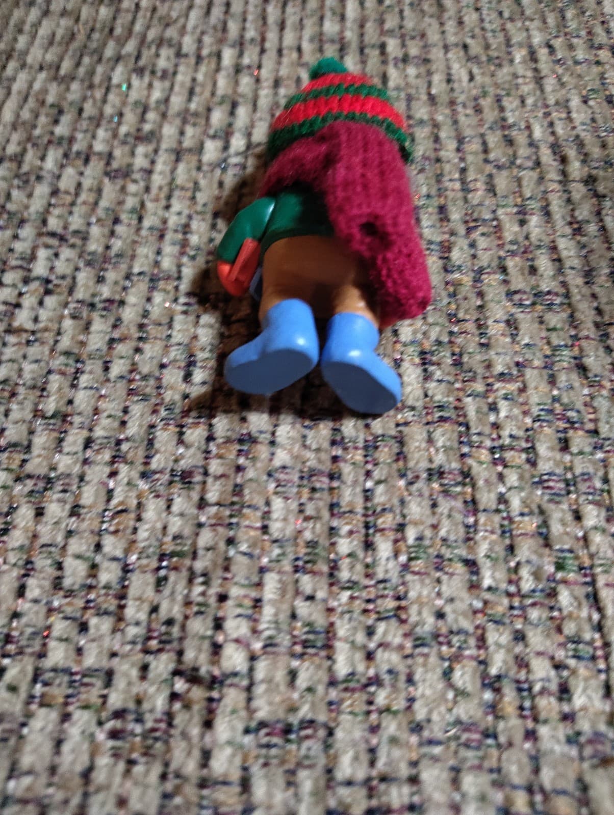 Hallmark 1997 Christmas Kids Figurine Knit Hat & Scarf 3D Effect - Thumbnail 3