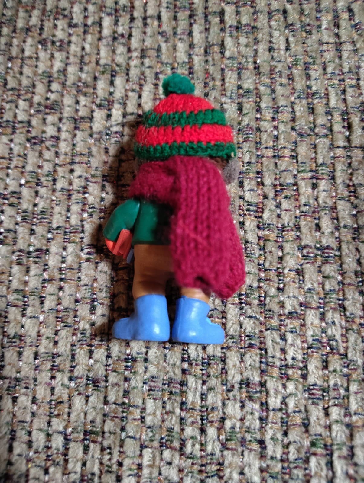 Hallmark 1997 Christmas Kids Figurine Knit Hat & Scarf 3D Effect - Thumbnail 2