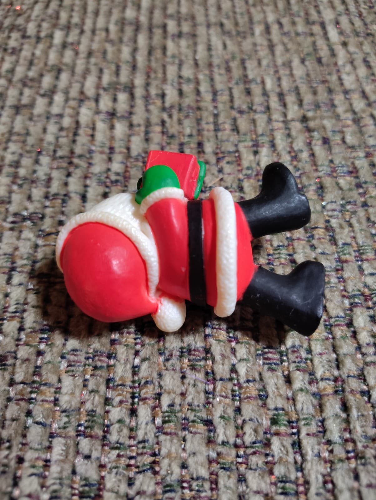 1980 Santa With Gift, Hallmark Merry Miniature. - Thumbnail 2