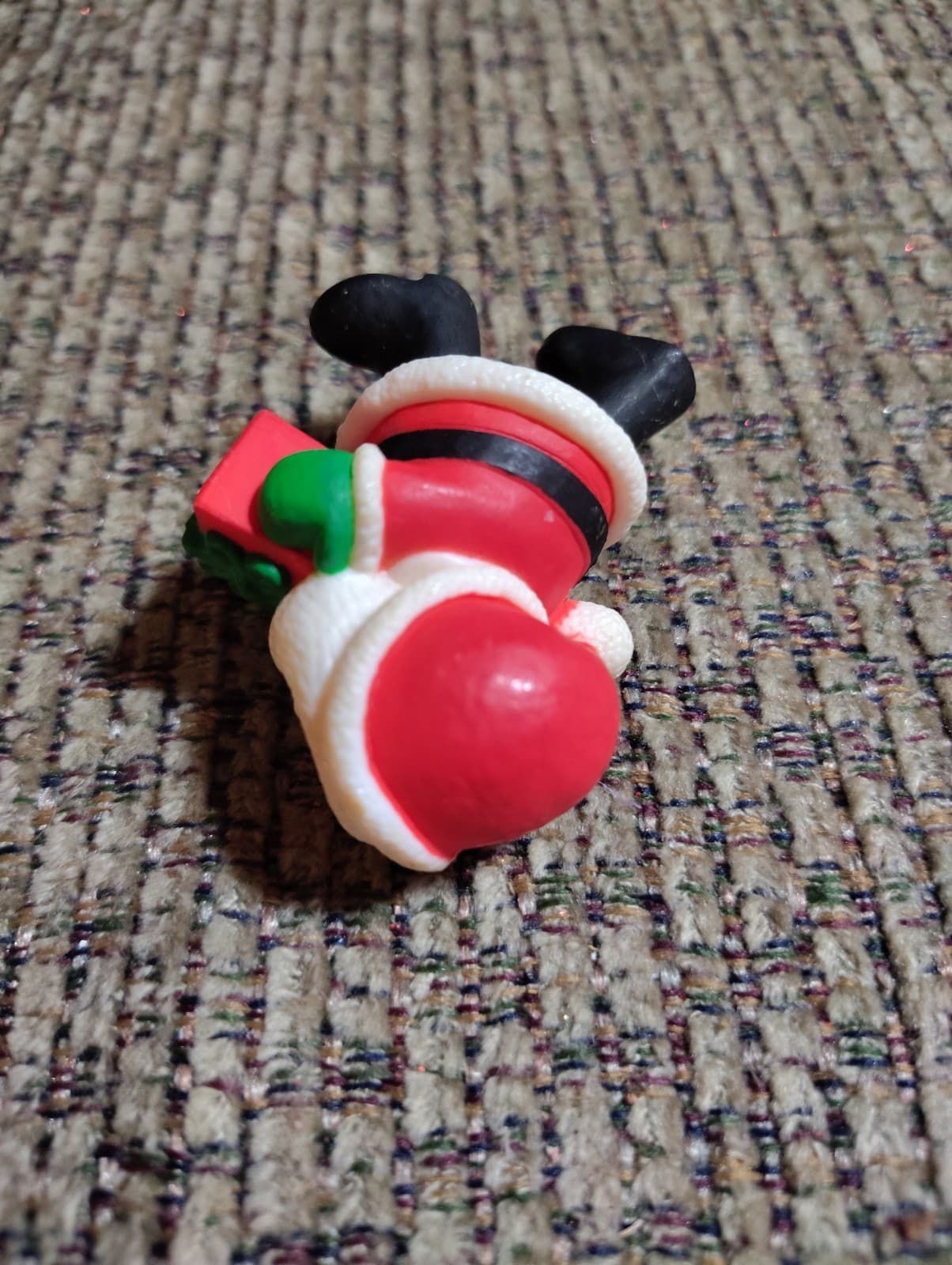 1980 Santa With Gift, Hallmark Merry Miniature. - Thumbnail 3