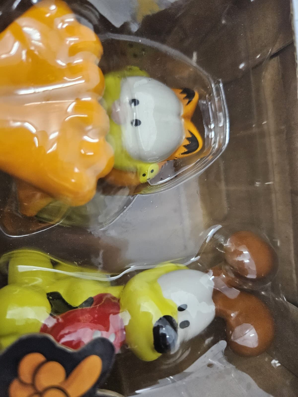 Garfield and Odie Ceramic Salt and Pepper Shakers Set In Box - Thumbnail 2