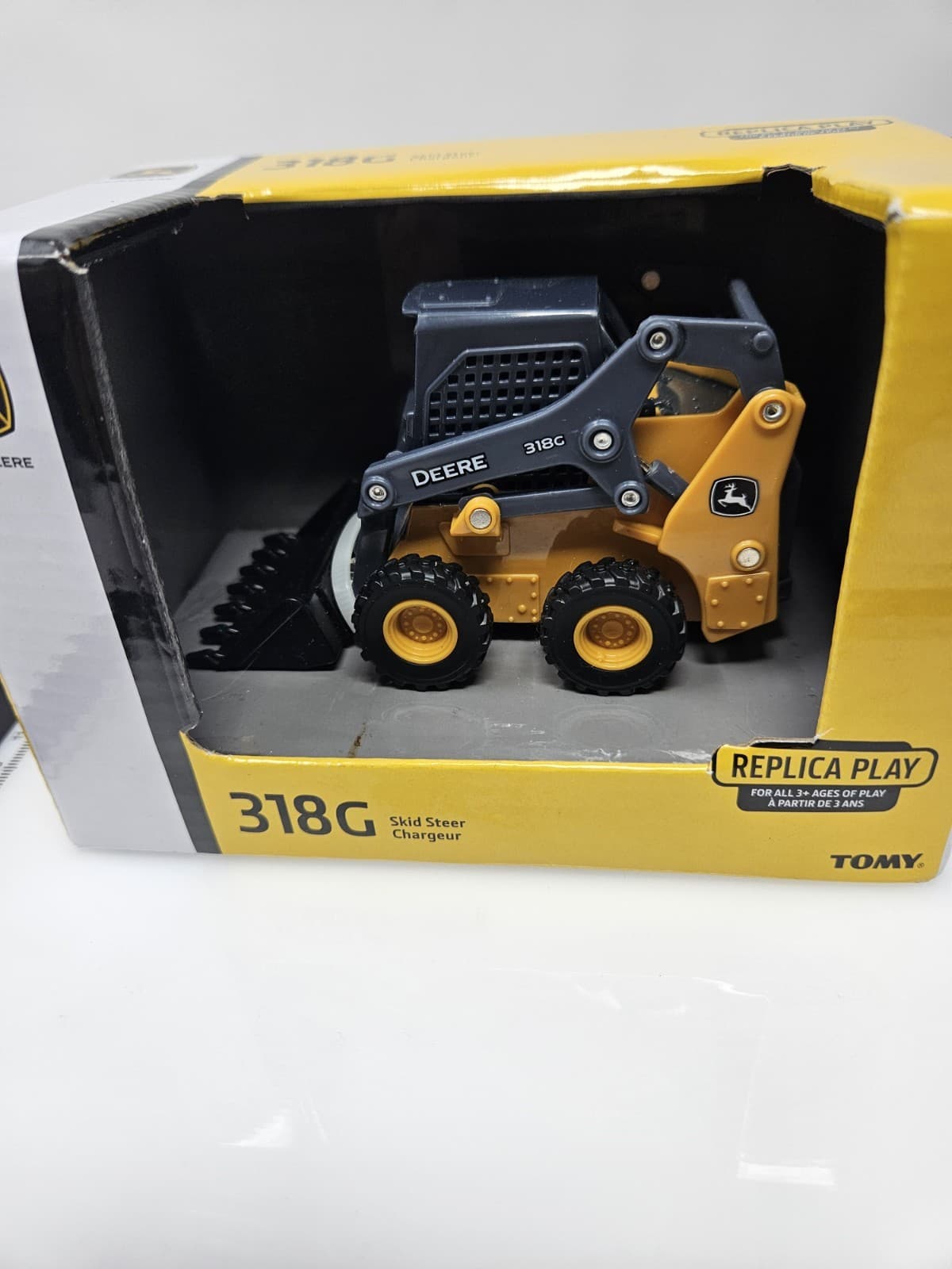 TOMY John Deere 1:32 Scale Model 318G Skid Steer Loader - Thumbnail 3