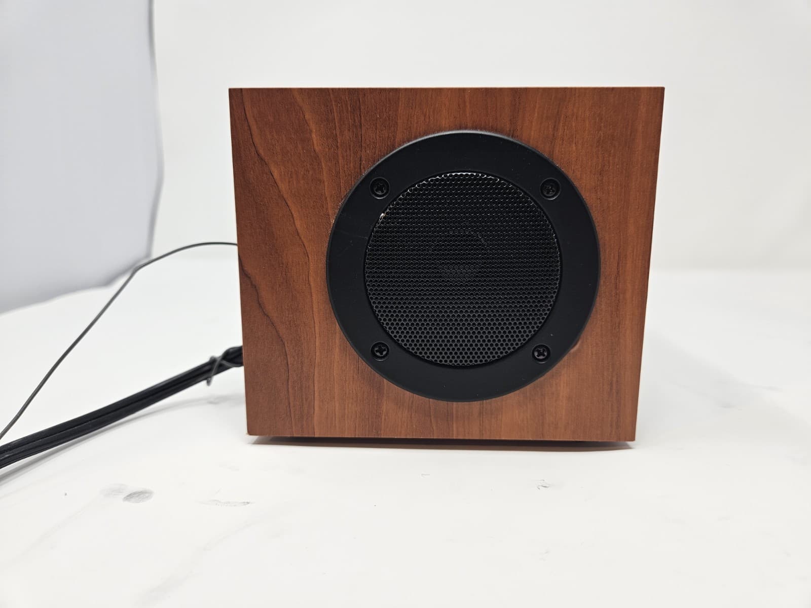 Richard Solo FM/AM or AUX Radio Dual Speakers And Clock - Thumbnail 3